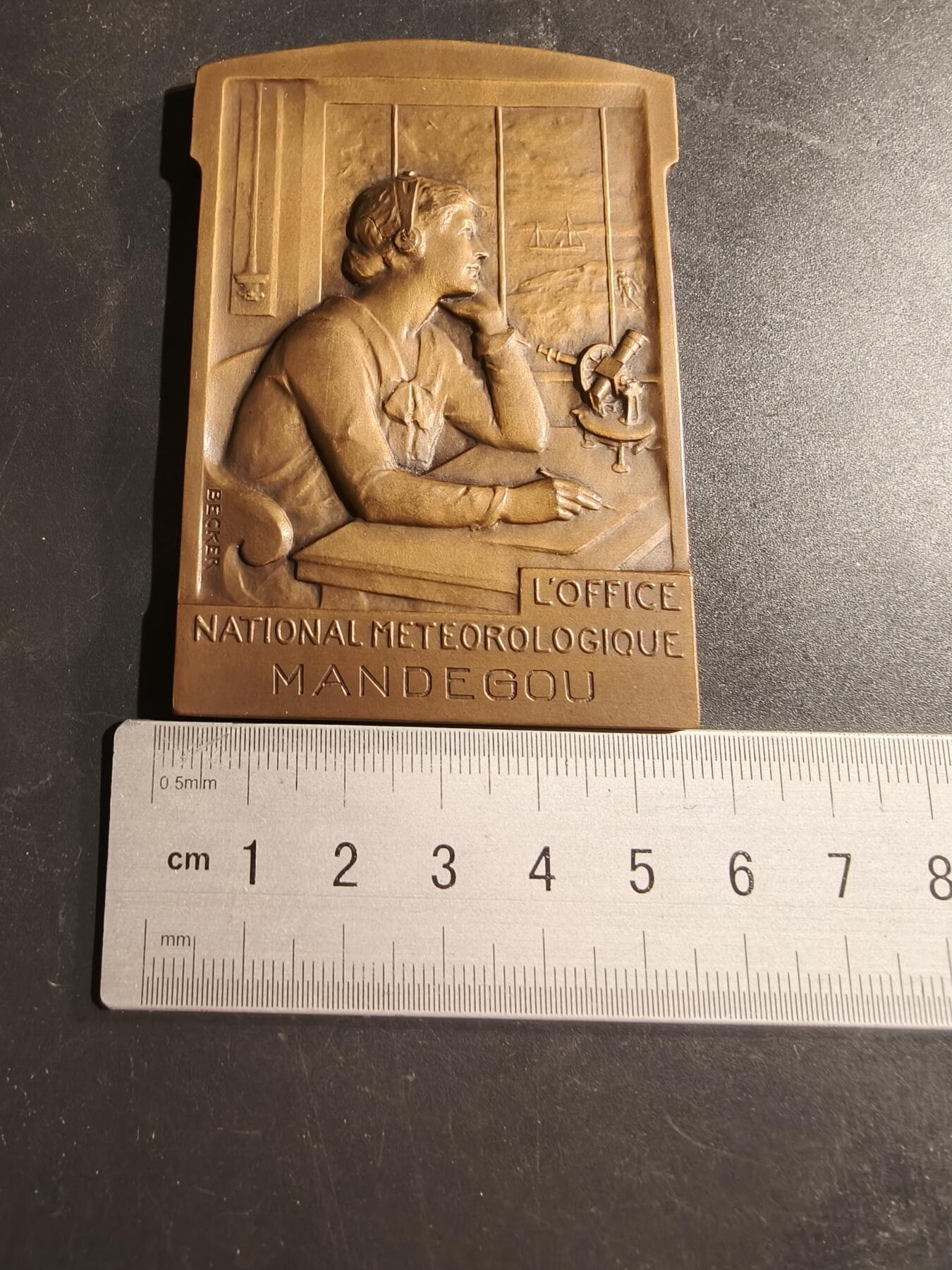 老王徽章第169期 法国国家气象局方形大铜章    原盒     尺寸54×78mm.    重量125.9g