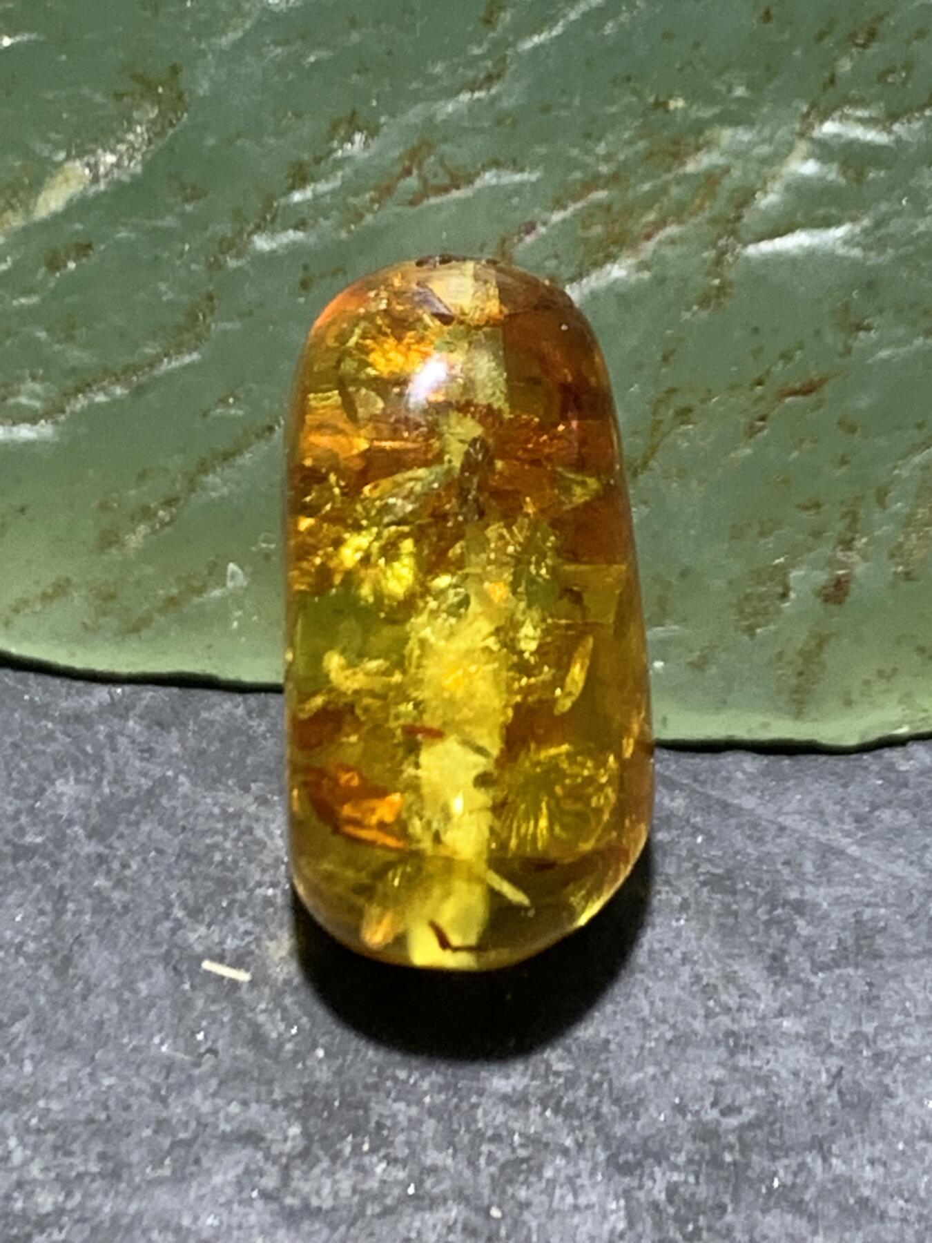 乌克兰花珀随形珠一个