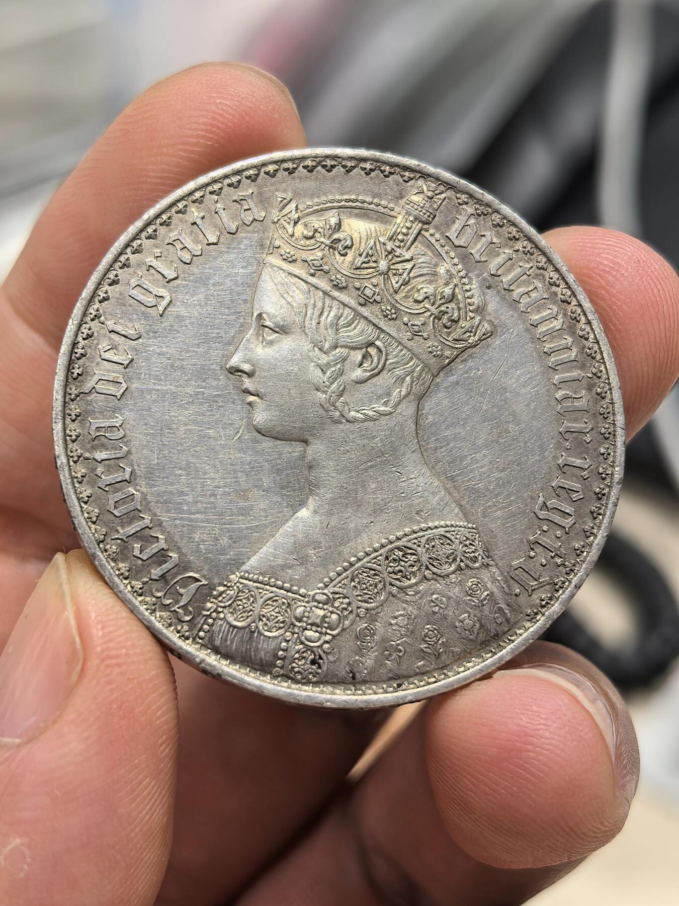 博洋堂世界钱币拍卖第151期（全场包邮） 英国1847年维多利亚女王哥特克朗大银币，英系大名誉品，整体细节一流，底板略带金色包浆，边有一道磕