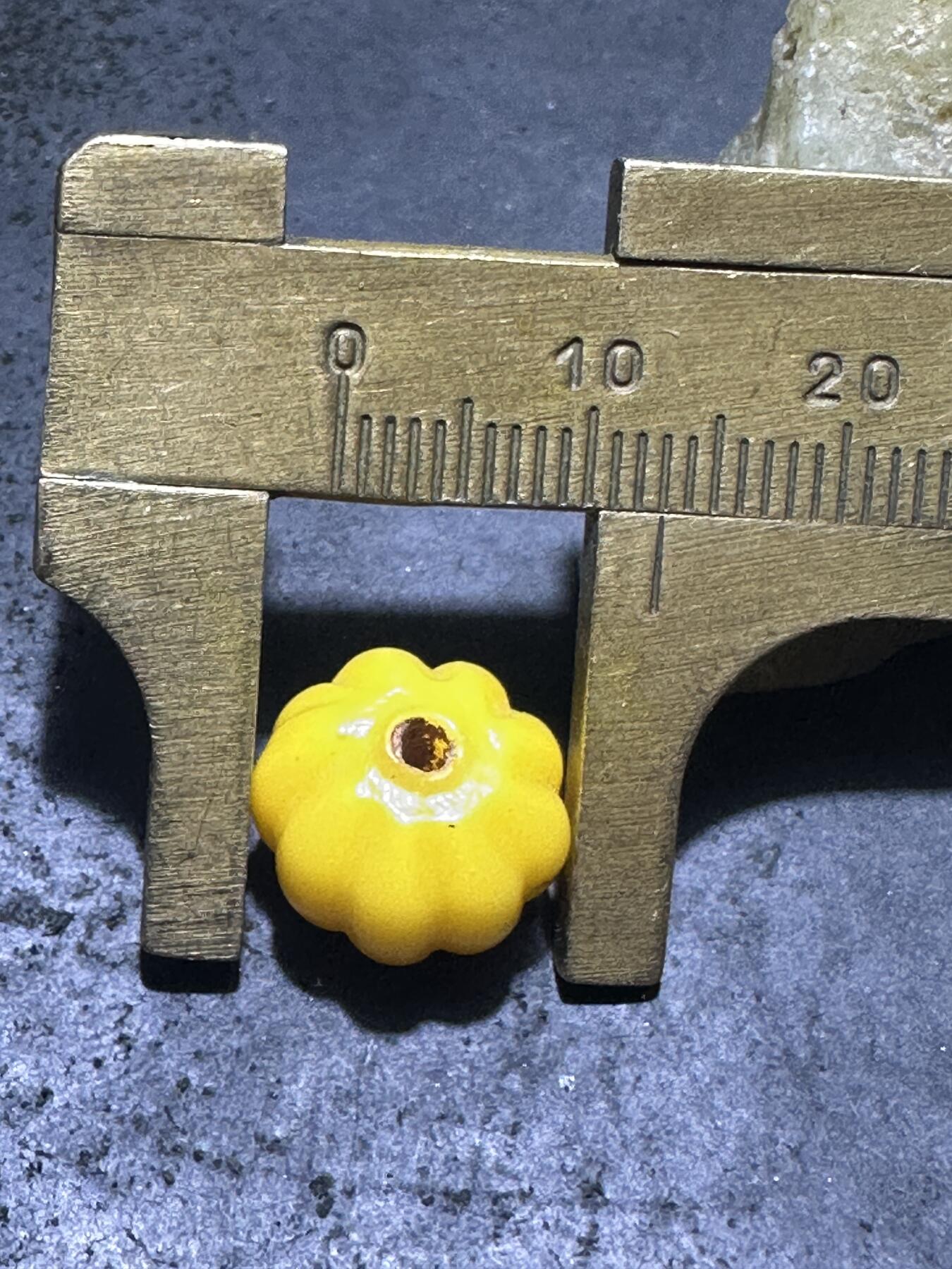 建国前后库存上等鸡油黄琉璃瓜珠一颗，