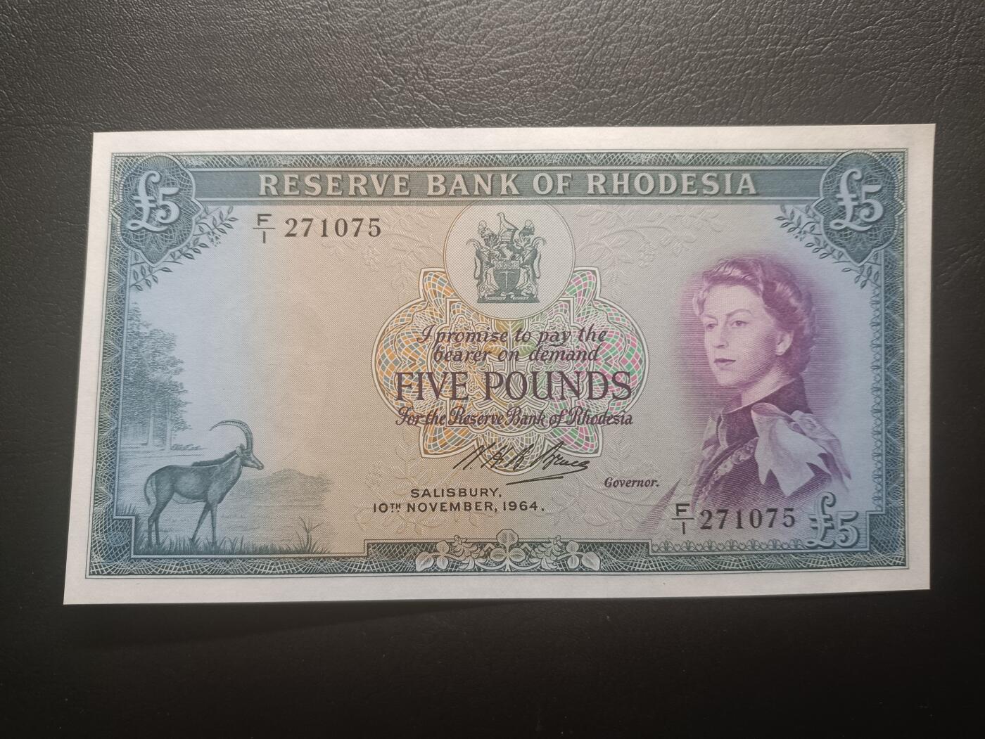 2025十二月第三期，总208期 罗得西亚（现津巴布韦）1964年5镑UNC-当年份首冠F/1，戎装女王和大津巴布韦遗址，早期少见的镑系统时期发行