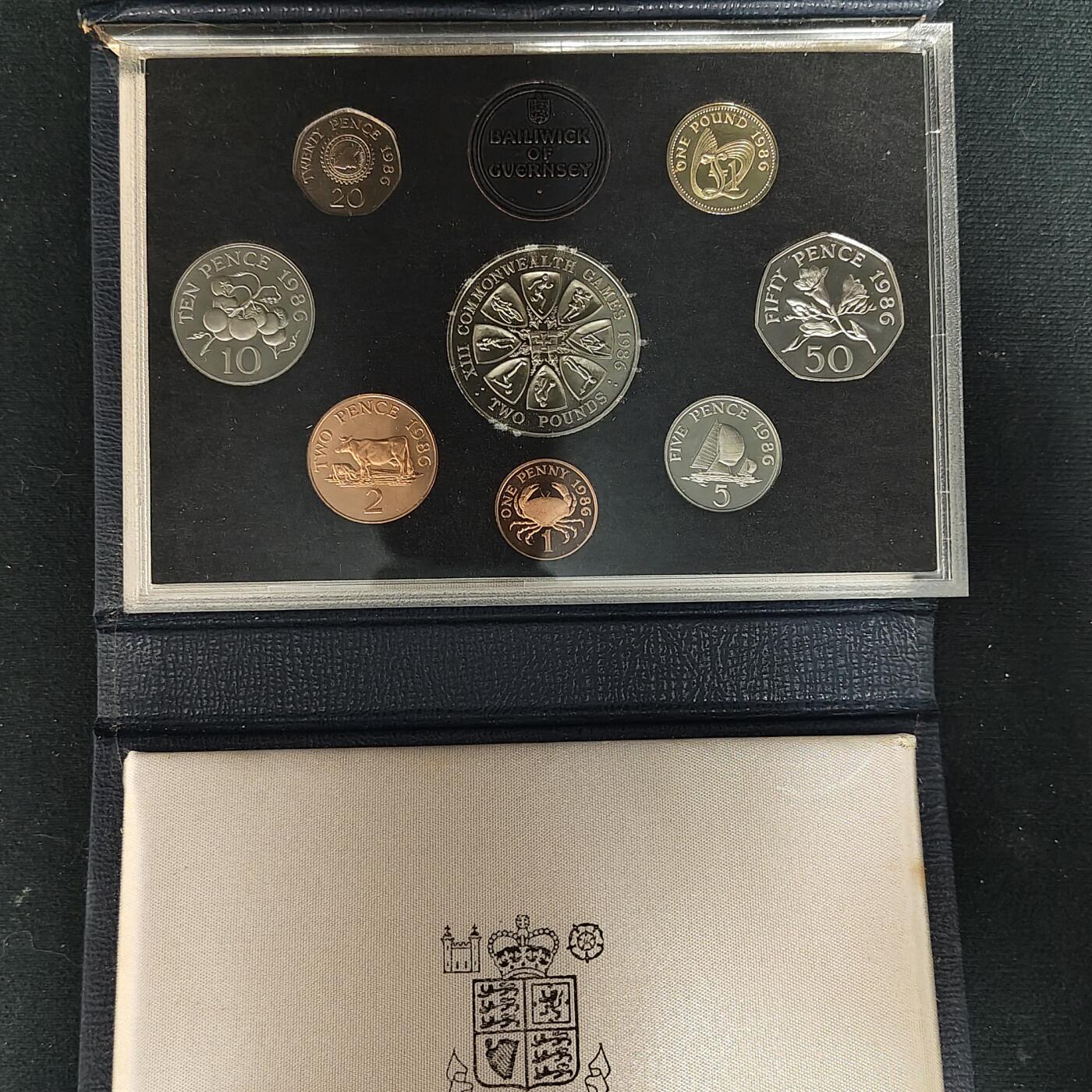 【全场包邮】纯粹捡漏拍485场（免费代拍第22场） 【稀少】根西1986年官方发行英系经典塑盒装精制套币-含2镑爱丁堡英联邦运动会精制克朗币-量2500-PS11