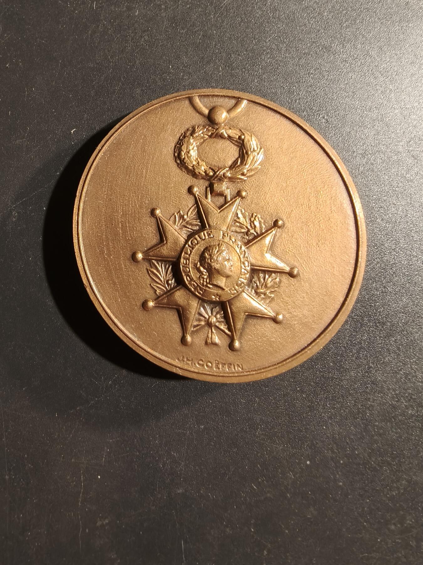 老王徽章第169期 法国荣誉军团勋章获得者互助协会50周年大铜章     高浮雕    直径50mm.    重量84.8g