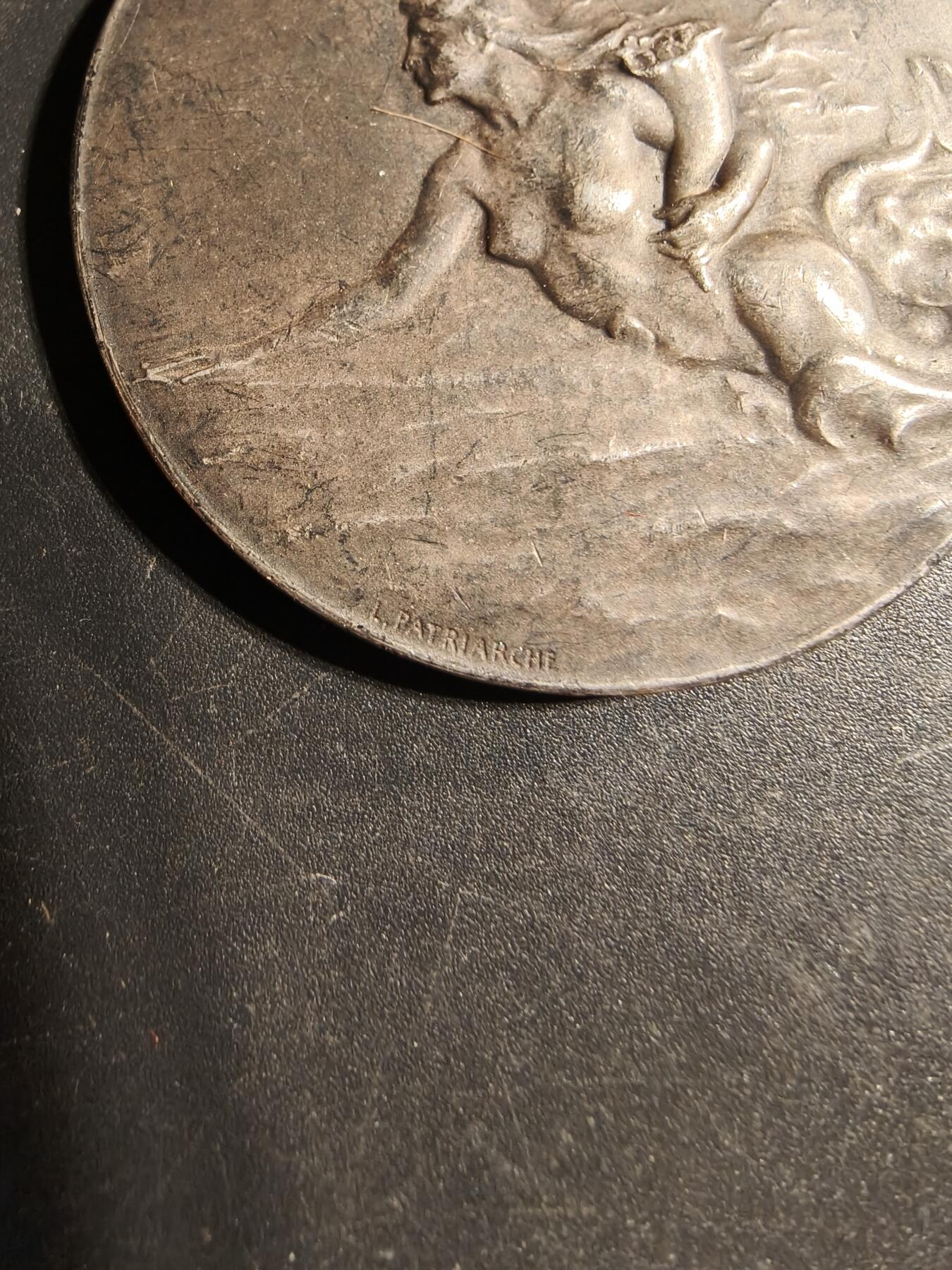 老王徽章第169期 法国跨大西洋总公司股东大会镀银大铜章     正面描绘了一只手持丰饶角的美人鱼在海浪中游泳，象征着公司的繁荣      直径41mm.    重量27.4g