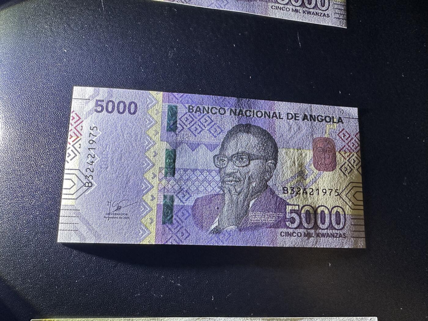 《外钞收藏家》第五百九十三期（精品场）（本平台长期征集拍品、欢迎藏友们联系合作） 2023年安哥拉5000 全新 尾1975