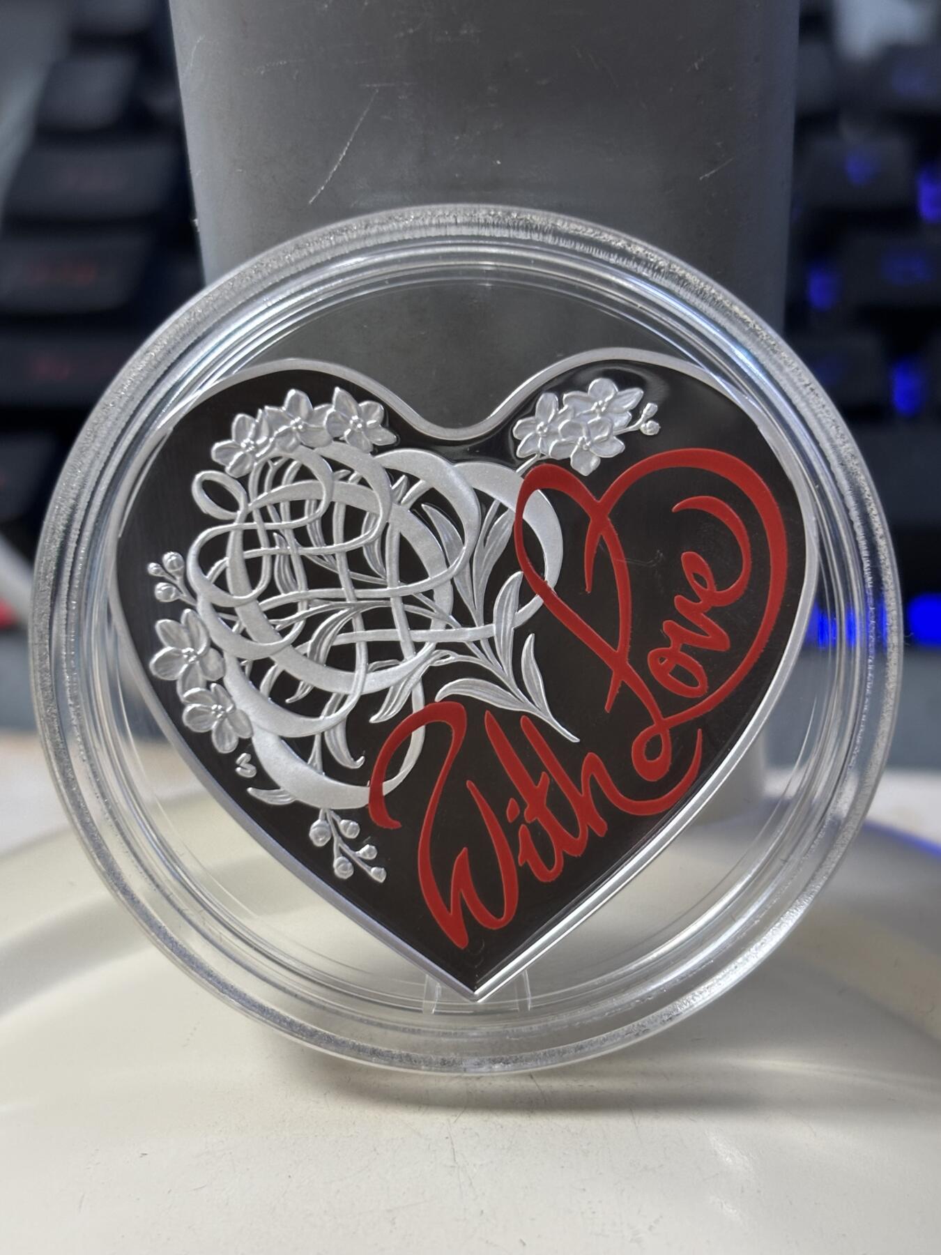 第184期拍卖 澳大利亚2016年真心相爱心形彩色精制纪念银币，999银银价431，31.135克，发行7500枚，盒子里没有内衬，没有外纸套，