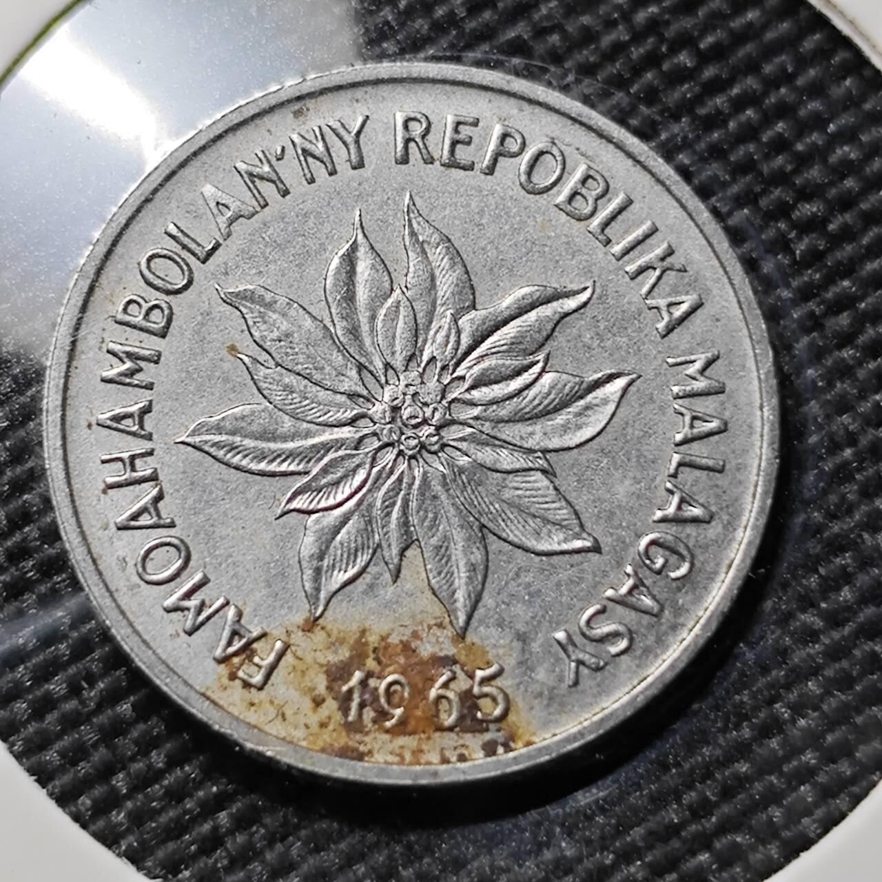 KK钱币收藏小铺 第378期  2月预留时间 周末发货  1965马达加斯加2法郎