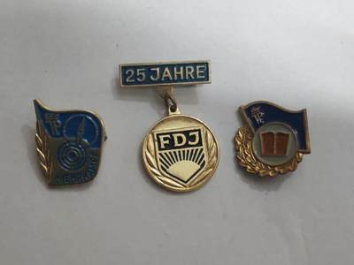 韵星假日拍卖第三十二期 -- Rimey Holidays Auction 32 - 民主德国自由德国青年团，台尔曼青年团证章一组