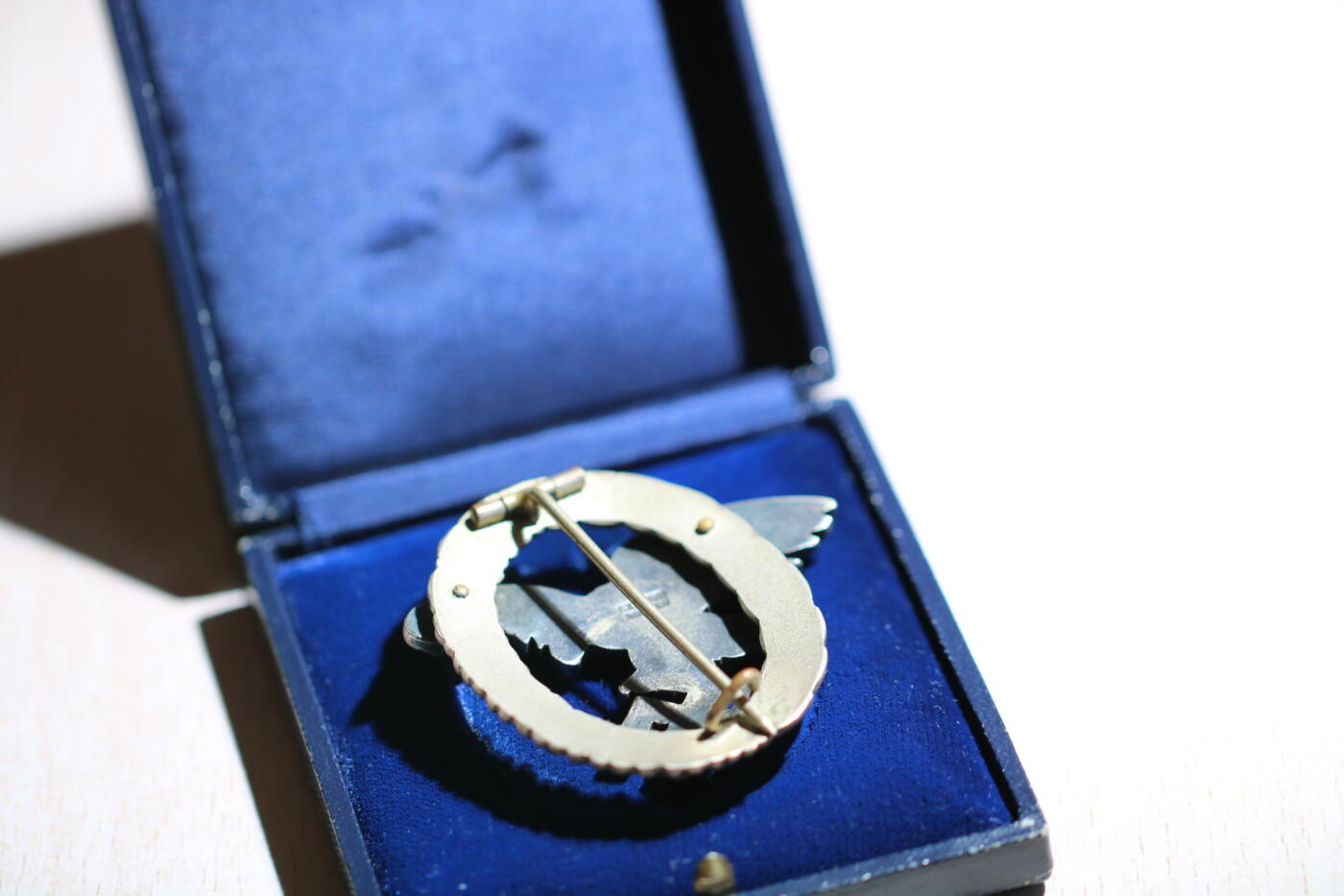 大猫徽章拍卖 第284期 德三空军观察员证章，容克厂J2型，带收藏家复刻盒，背面有标