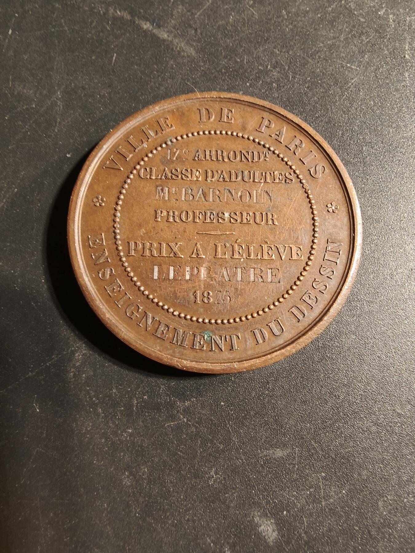 老王徽章第169期 法国1875年巴黎市政府素描教育大铜章     坐姿玛丽安娜     蜜蜂Cuivre铜标     直径41mm.     重量33.4g