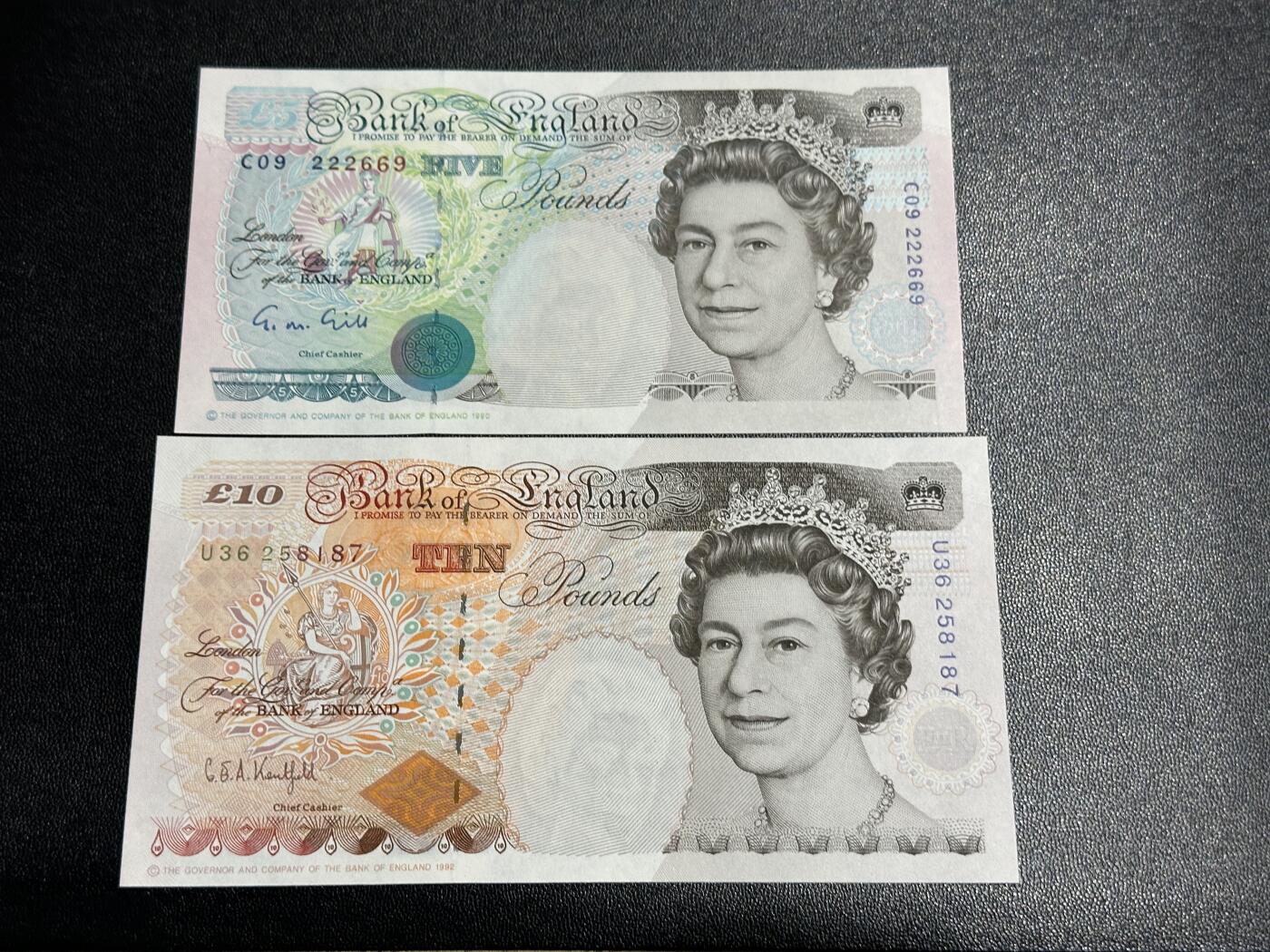 《外钞收藏家》第五百九十三期（精品场）（本平台长期征集拍品、欢迎藏友们联系合作） 英国E序列5和10镑 初版 两张一起 全新 轻微潮点