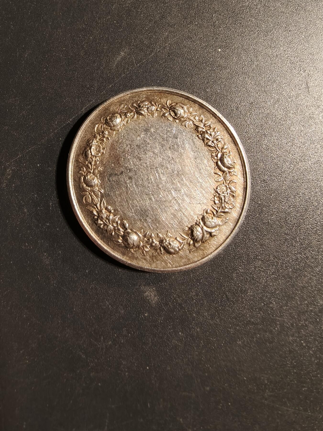 老王徽章第169期 法国银婚章    950银     直径34mm.    重量15.8g