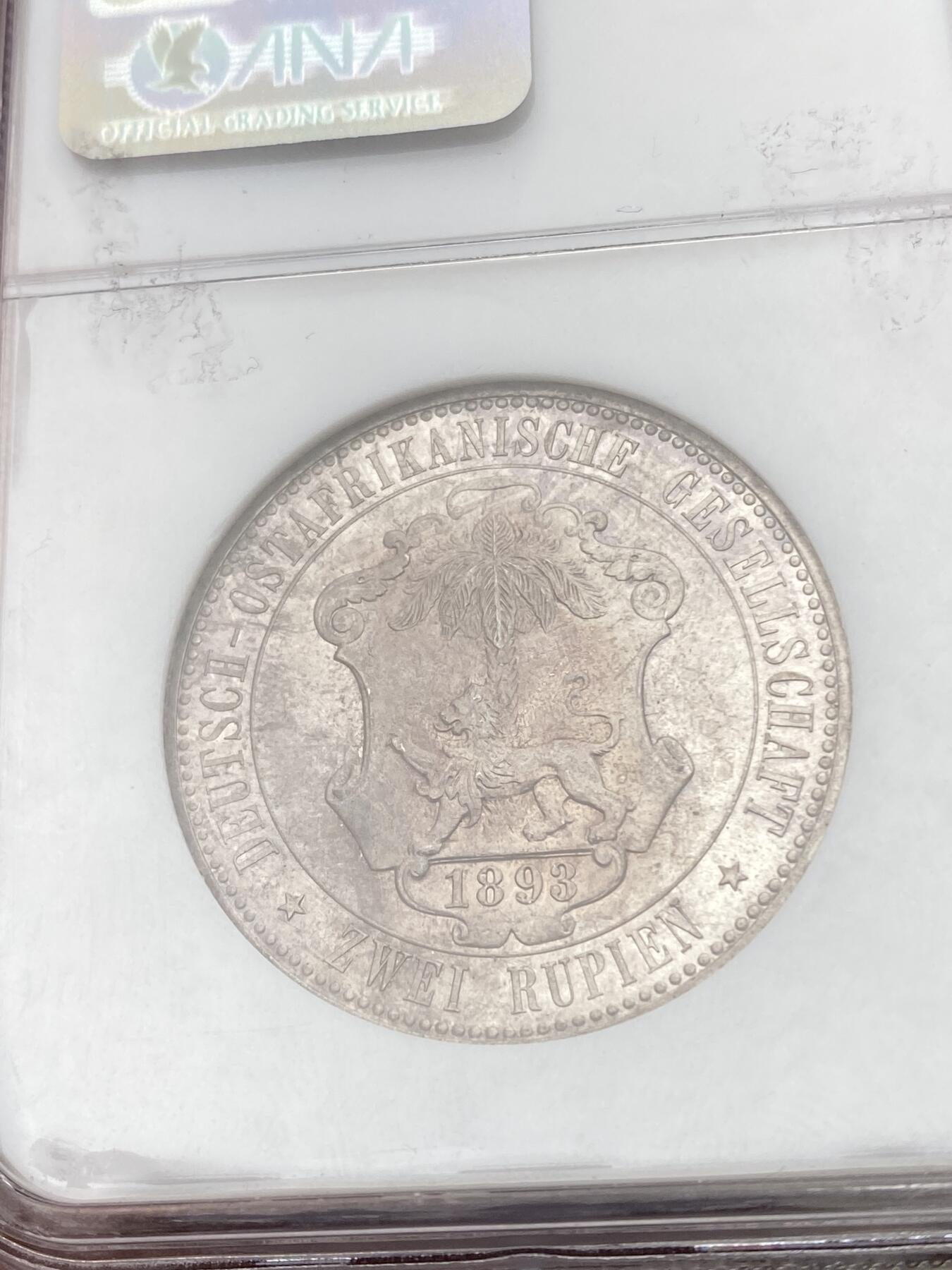 万国钱币拍卖第057期（万国冬季大拍） NGC MS63 1893年德国德属东非2卢比银币 德属大名誉品种 常见多为1卢比 好品2卢比绝对称得上是非常珍罕的存在 仅发行33000枚且大量流通 丝绸转光底板 均匀一色的原味纸袋包浆加持 NGC老白盒顶级收藏品质 德属东非领土总面积约为一百万平方公里 几乎是如今德国面积的三倍 第二帝国至伟时刻 