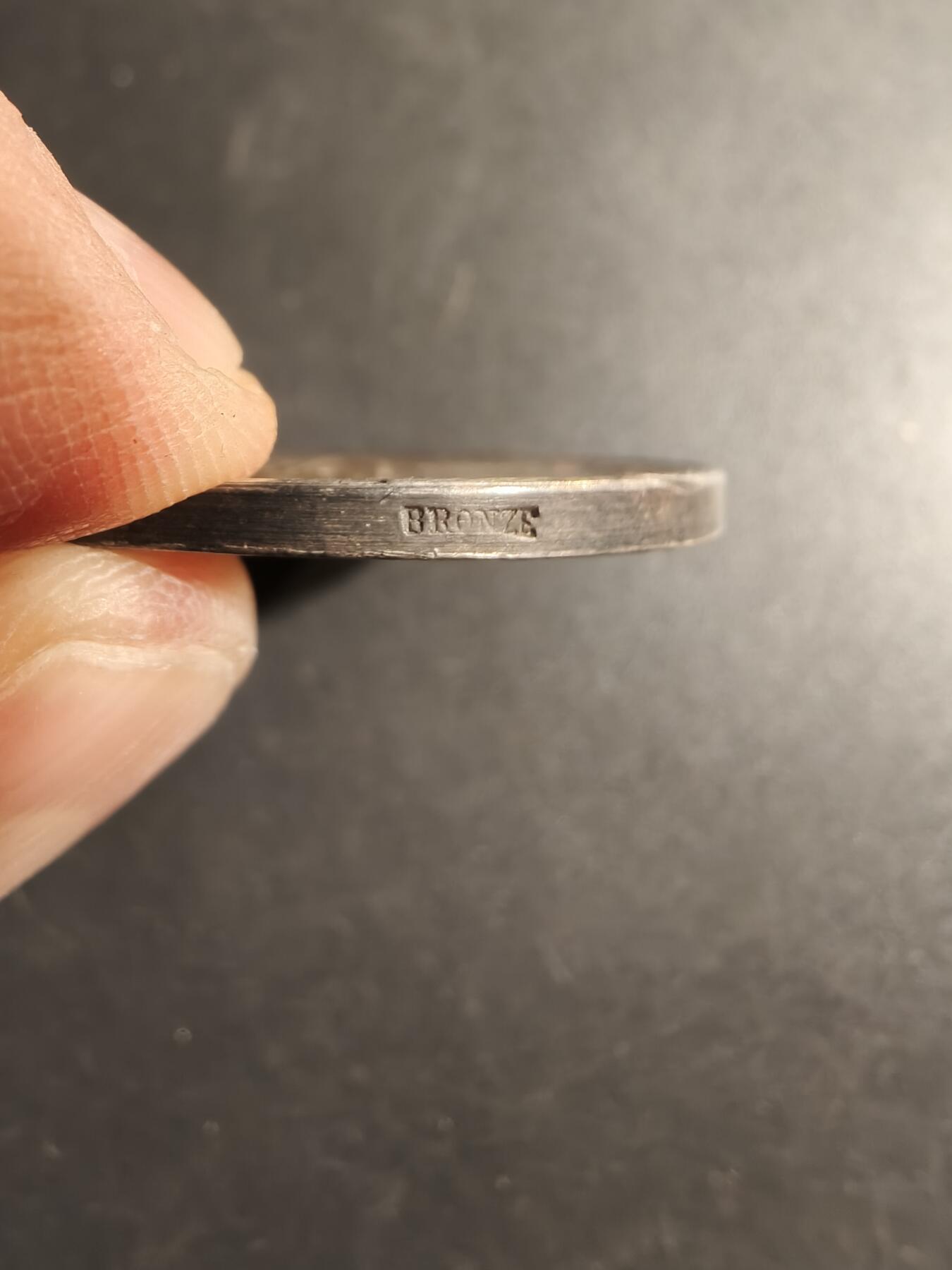 老王徽章第169期 法国跨大西洋总公司股东大会镀银大铜章     正面描绘了一只手持丰饶角的美人鱼在海浪中游泳，象征着公司的繁荣      直径41mm.    重量27.4g