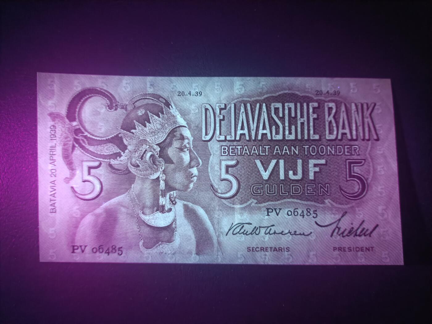 2025十二月第三期，总208期 荷属东印度（现印度尼西亚）1939年5盾AUNC千位号6485，民族服饰和四文告示