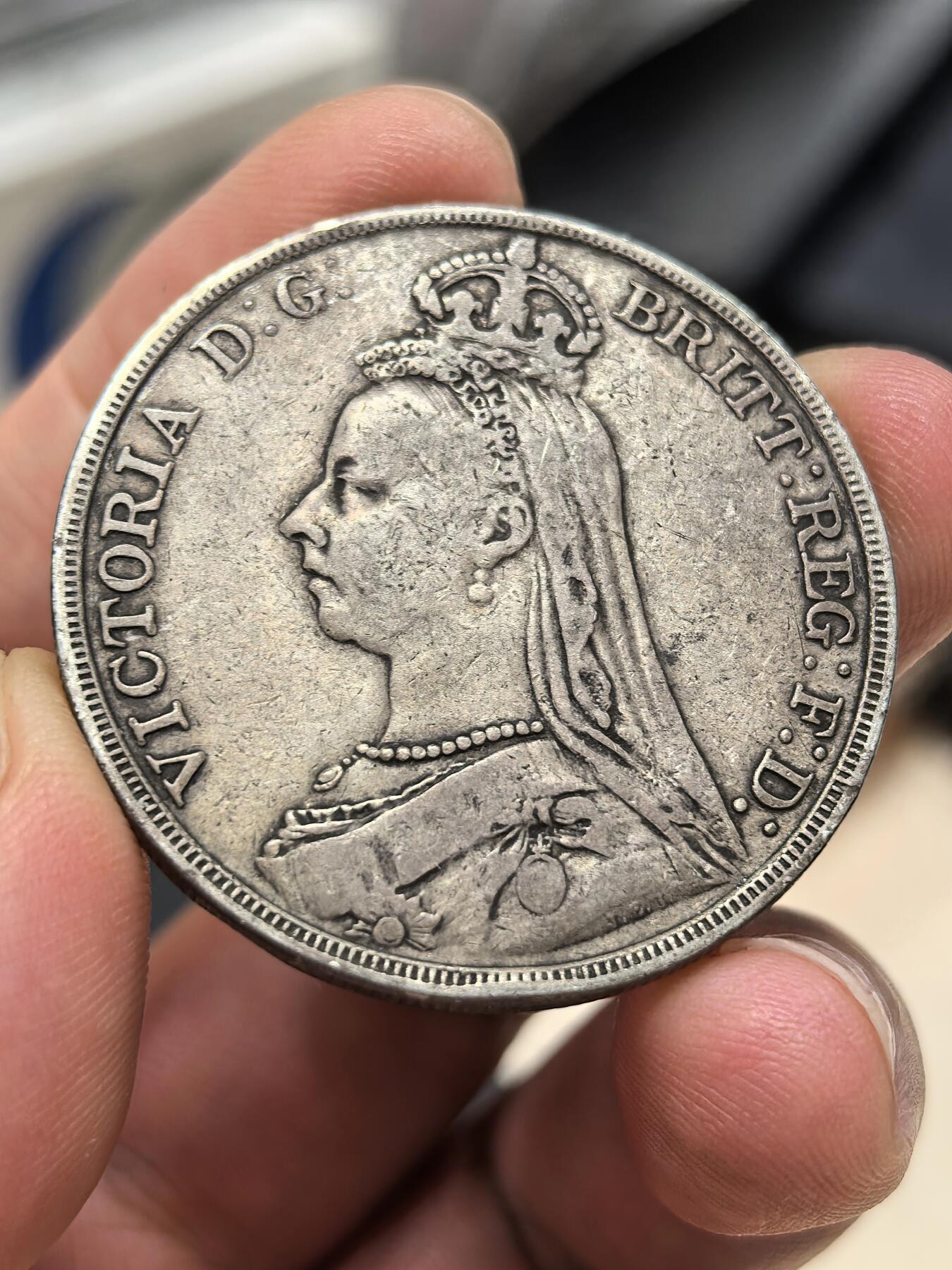 博洋堂世界钱币拍卖第151期（全场包邮） 英国1891年维多利亚高冠马剑克朗银币，边有些小磕