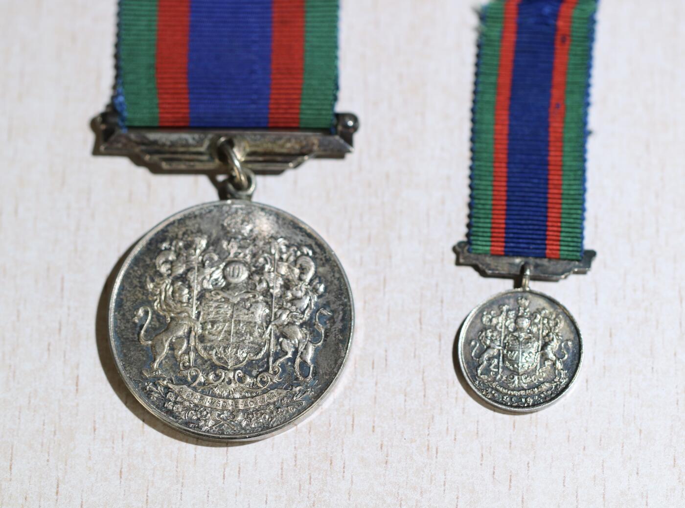 大猫徽章拍卖 第284期 1939-1945年加拿大本土防御纪念章➕迷你章一套全银制，中间2个普法战争奖章，右1组，普鲁士德国普法战争奖章 军人版➕迷你章。