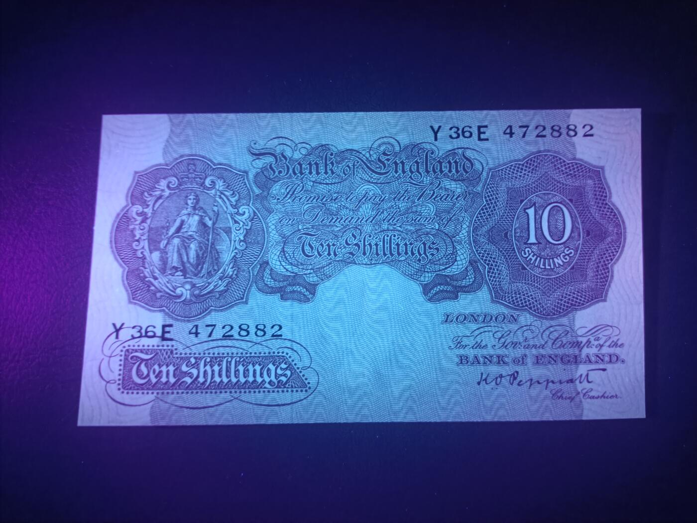 2025十二月第三期，总208期 英格兰战时A序列10先令UNC-，有别于战前战后普通的红色版本用紫色印刷