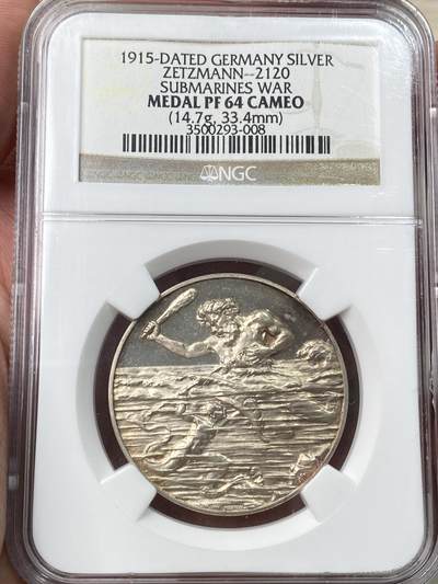 万国钱币拍卖第057期（万国冬季大拍） - NGC PF64CAM 1915年德国银章 U型潜艇 唯一评级记录冠军分 纽伦堡造币厂铸造 精制镜面工艺，多层高浮雕设计。自然氧化金彩，实物极美。老盒品质保证，罕见品种。正面:海中巨人手持棍棒，遭到海神特里顿攻击，惊慌失措。海神手持神器三叉戟和盾牌，无畏冲锋。象征德意志帝国海军对大英帝国海军的打击，也喻示着U型潜艇从海底出击。神话场景刻画战争，惟妙惟肖。背面:飘扬的德意志帝国海军军旗。