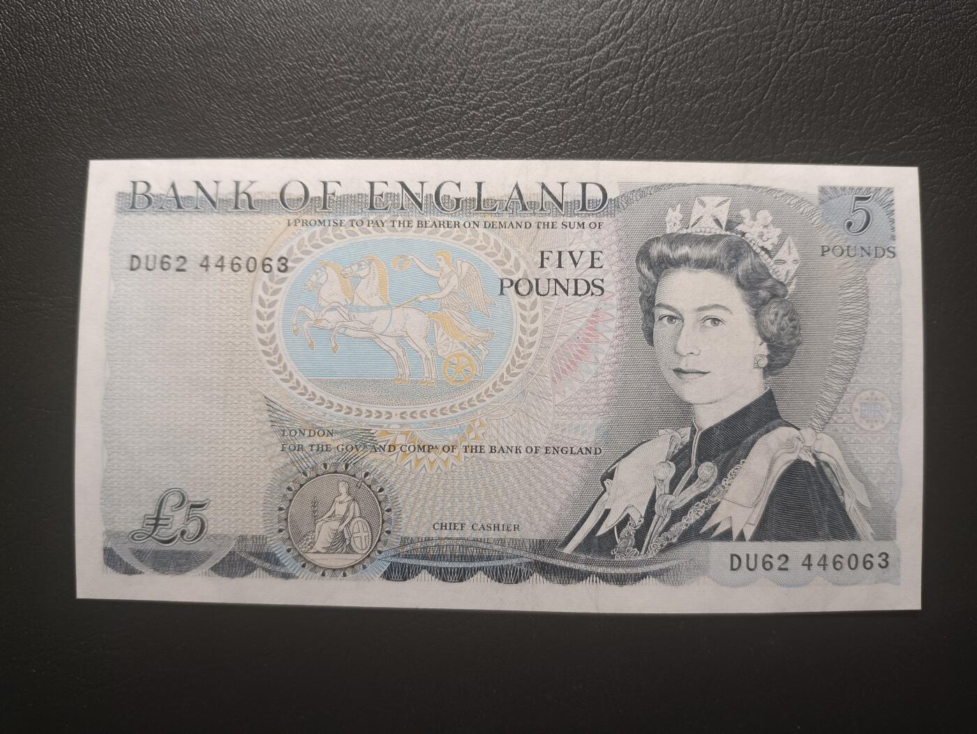 2025十二月第三期，总208期 英格兰D序列5镑AUNC，稀有无签名版本，青年女王和威灵顿公爵