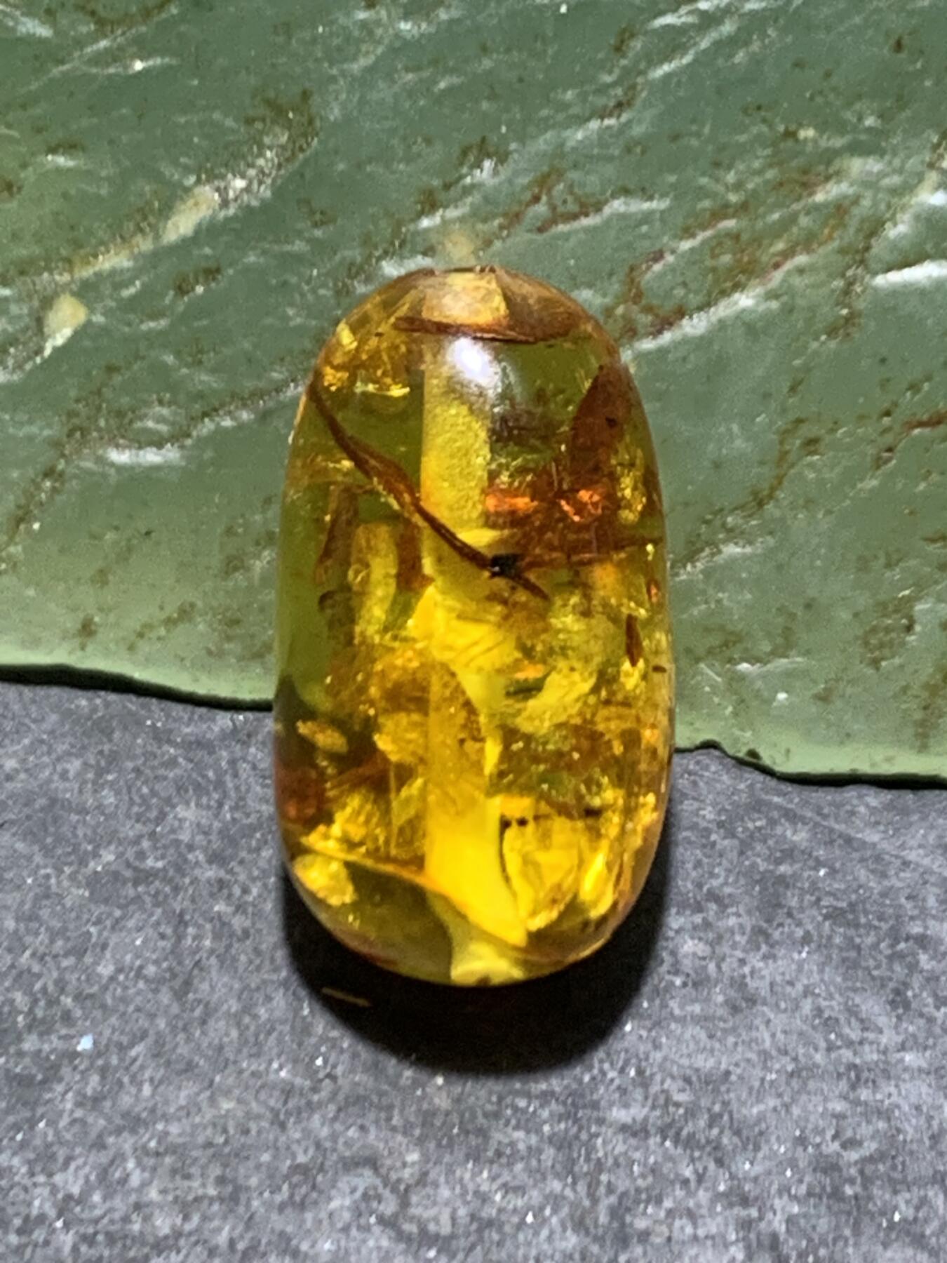 乌克兰花珀随形珠一个