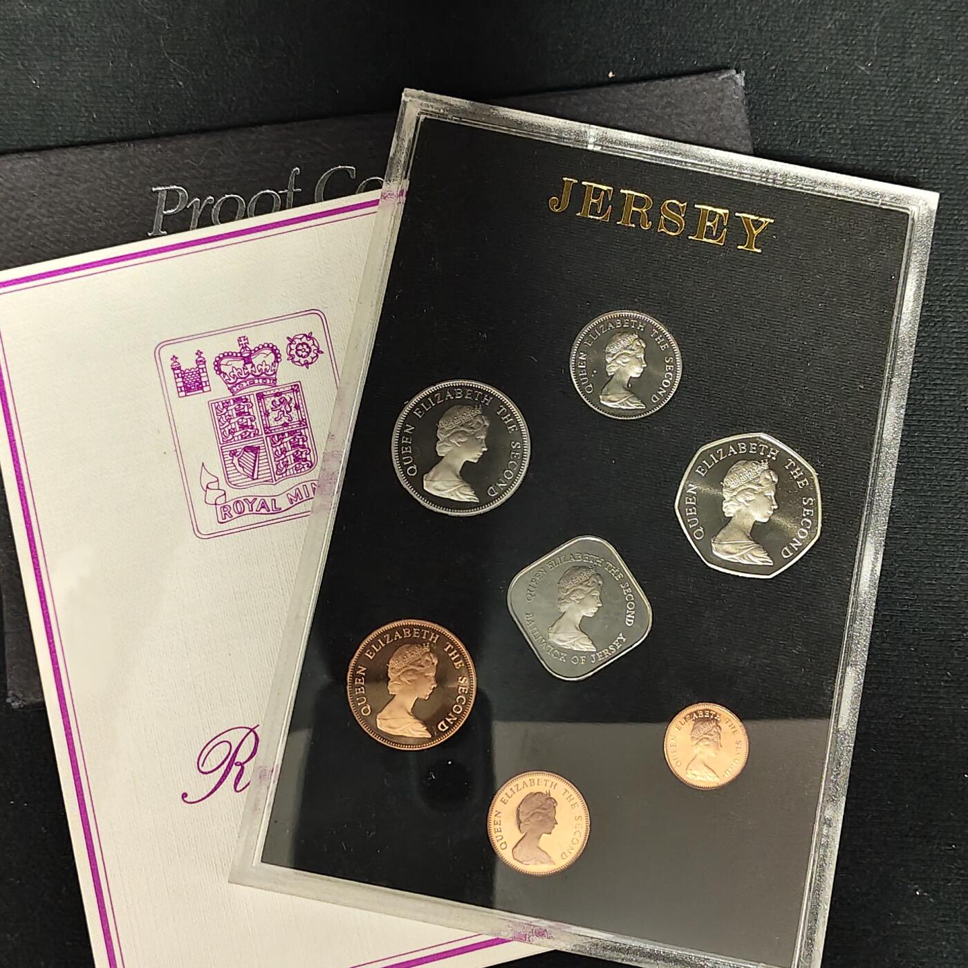 【全场包邮】纯粹捡漏拍485场（免费代拍第22场） 泽西1981年官方发行皇家厂经典信封装精制套币-含泽西之战200周年精制币-盒证全-PS8