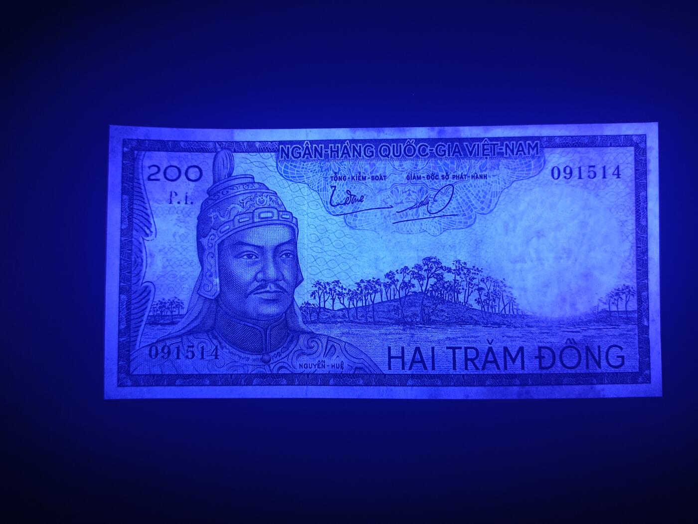 2025十二月第三期，总208期 越南共和国（南越）1964版200盾AUNC多处揭薄，少见的初版龙头水印，西山起义领袖阮惠和他带领的光中军