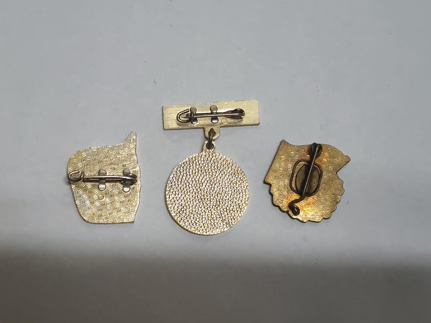 韵星假日拍卖第三十二期 -- Rimey Holidays Auction 32 民主德国自由德国青年团，台尔曼青年团证章一组