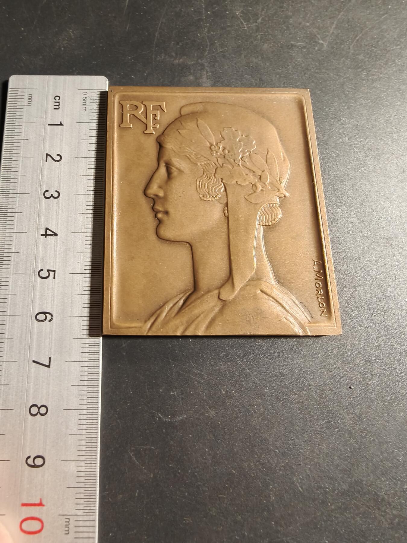 老王徽章第169期 法国玛丽安娜方形大铜章    大师莫隆作品     尺寸54×64mm.    重量130.8g