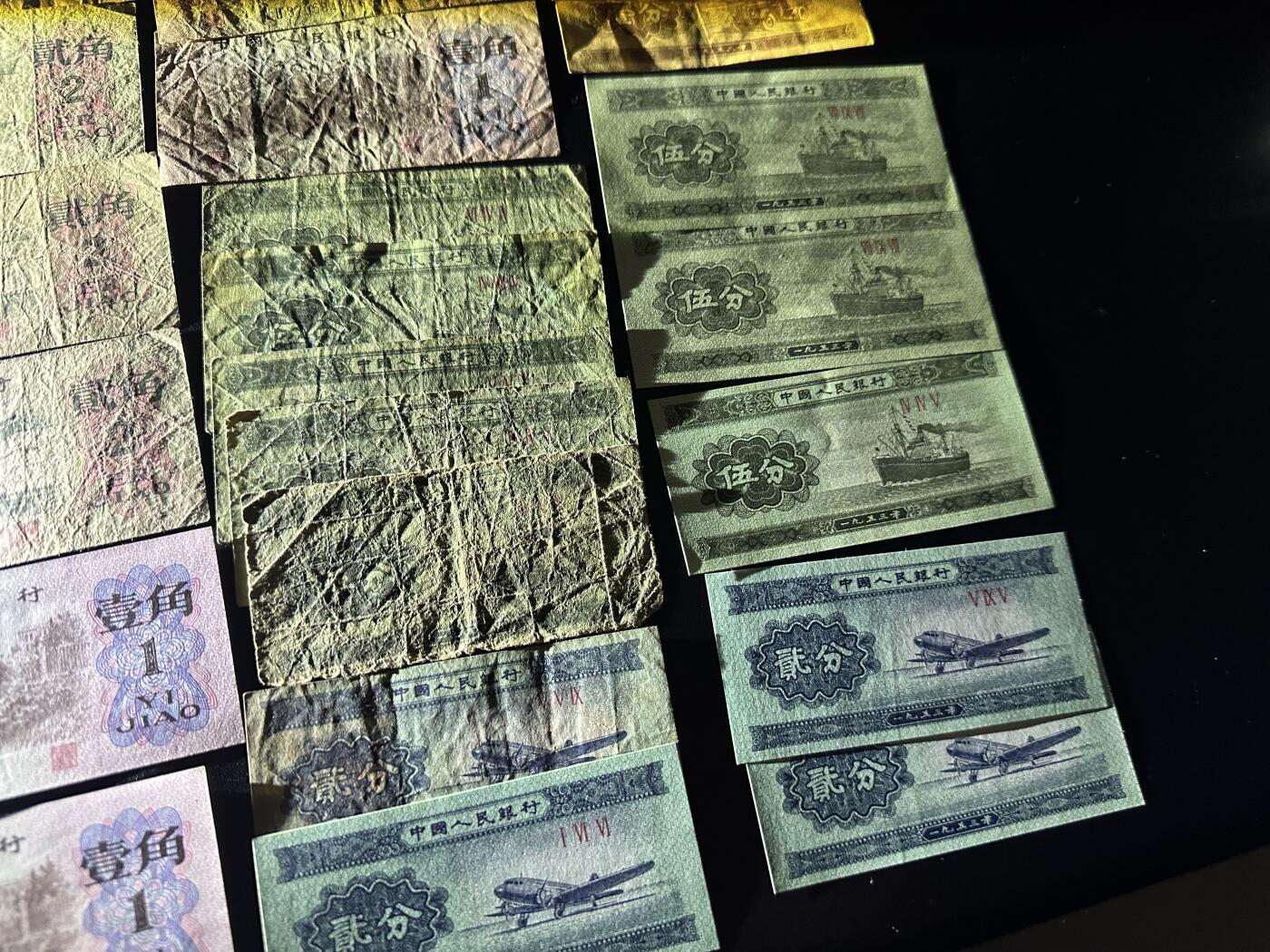 《外钞收藏家》第五百九十三期（精品场）（本平台长期征集拍品、欢迎藏友们联系合作） 二版人民币五角+三版人民币各面额多张（有车工）一起 非全新 品相如图 有些分币全新