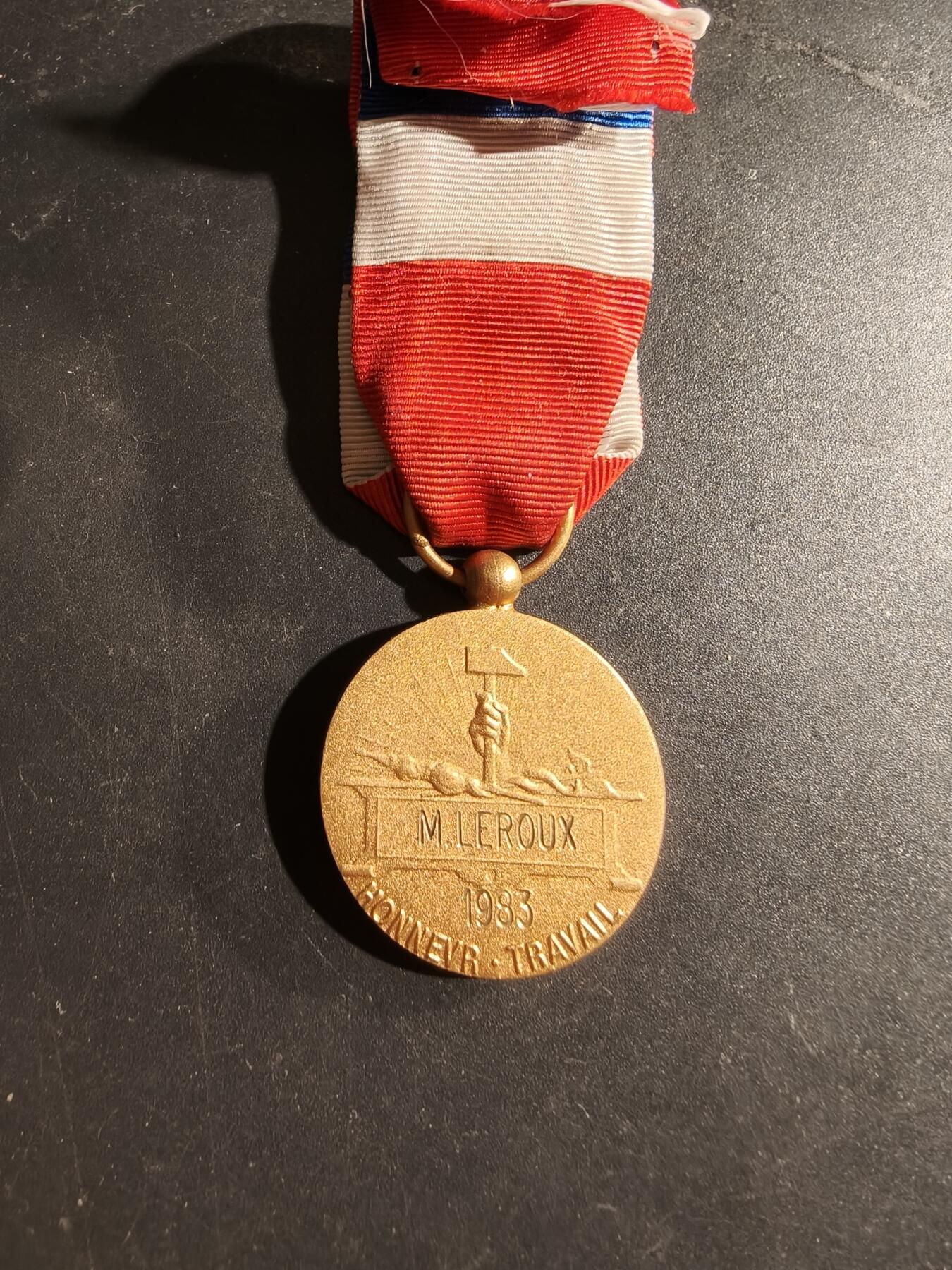 老王徽章第169期 法国金级劳动荣誉奖章     1983年实发版