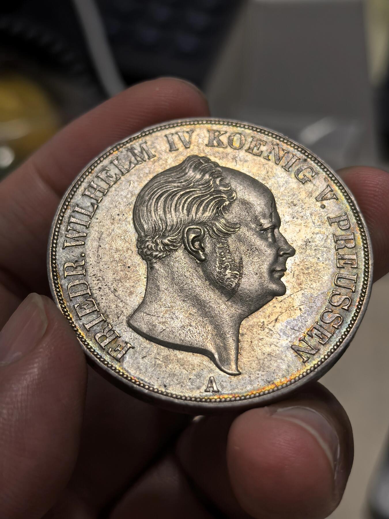 博洋堂世界钱币拍卖第151期（全场包邮） 德国普鲁士1856年威廉四世大窗帘流通2泰勒 经典普鲁士洋葱头2T 外拍Numisbalt拍回 四周的环彩非常好看 底板磨损少 保底UNC品相 有几率出ms