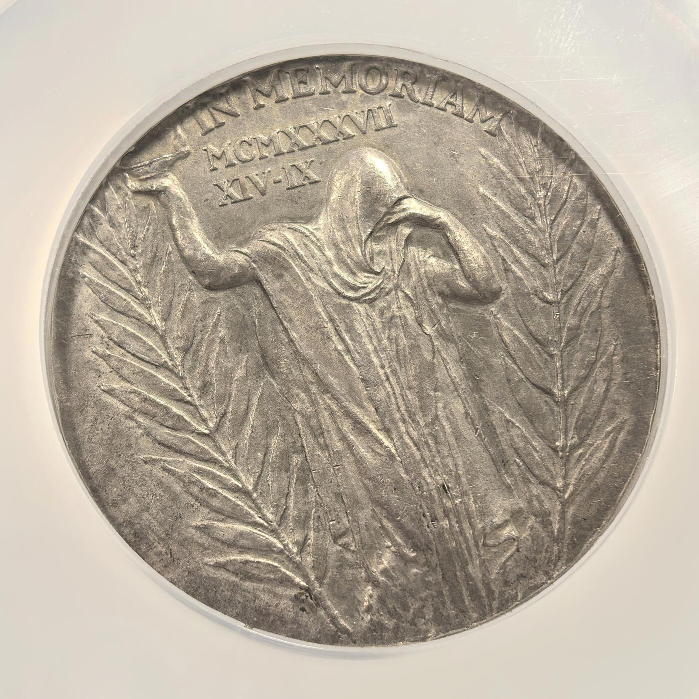 博洋堂世界钱币拍卖第151期（全场包邮） NGC MS62 唯一冠军！捷克斯洛伐克总统去世巨大银章，60mm巨大款，发行量极少！背面是修女恸哭悲伤构图，唯美而肃穆！一年后纳粹攻入，捷克沦陷。盒子背面上方有裂