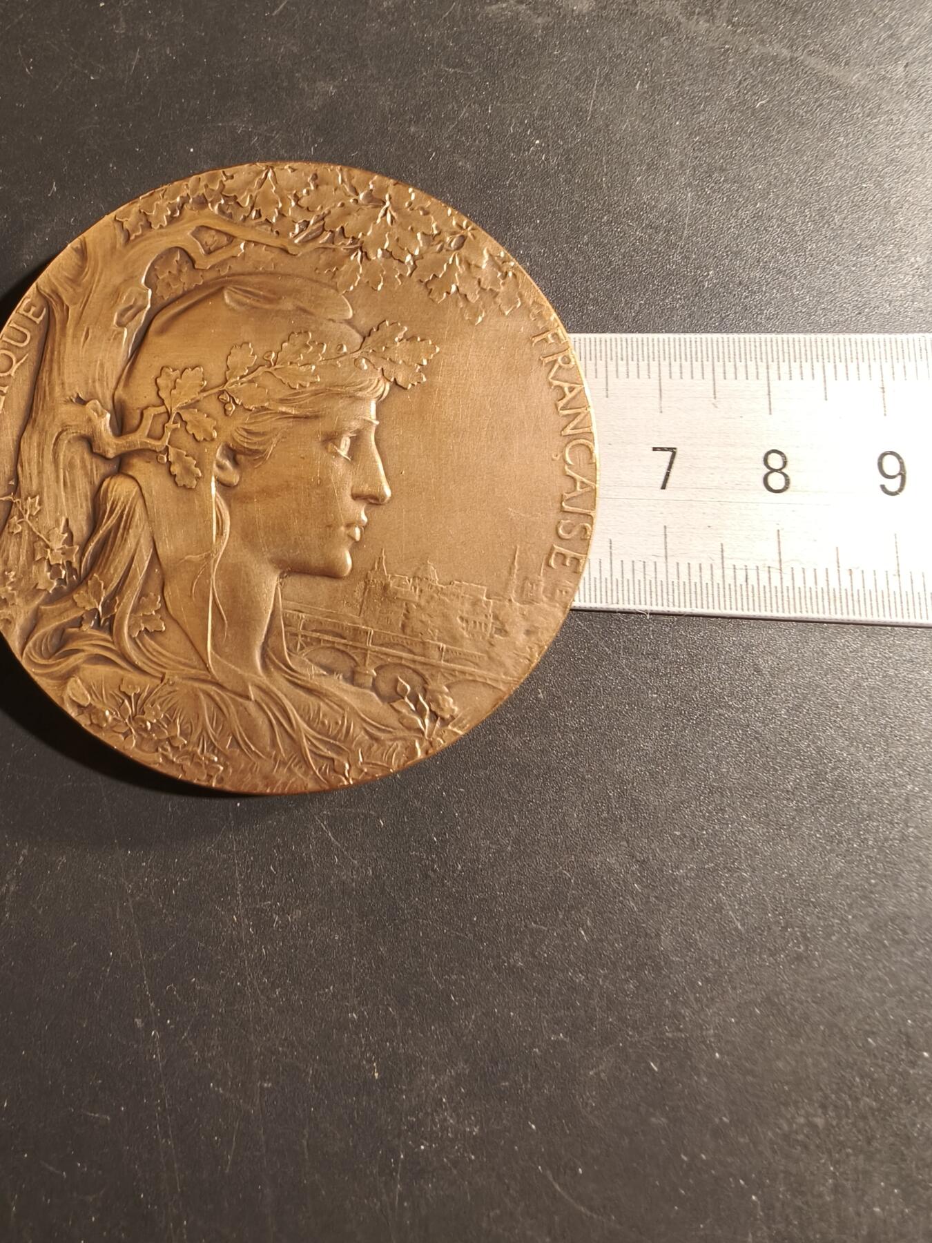 老王徽章第169期 法国1900世博会大铜章     大师夏普兰版本     直径64mm.    重量104.4g
