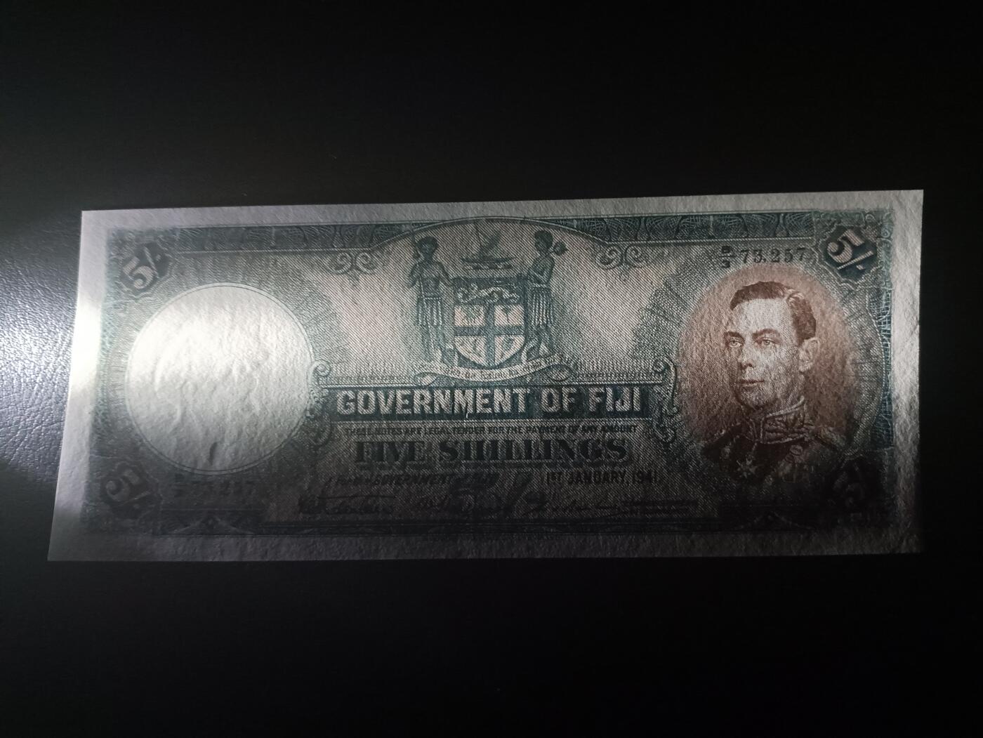 2025十二月第三期，总208期 英属斐济1941年5先令AUNC，稀有的战时乔治六世统治时期中高面值品种，主题是斐济殖民政府徽章以及戎装乔治六世国王肖像