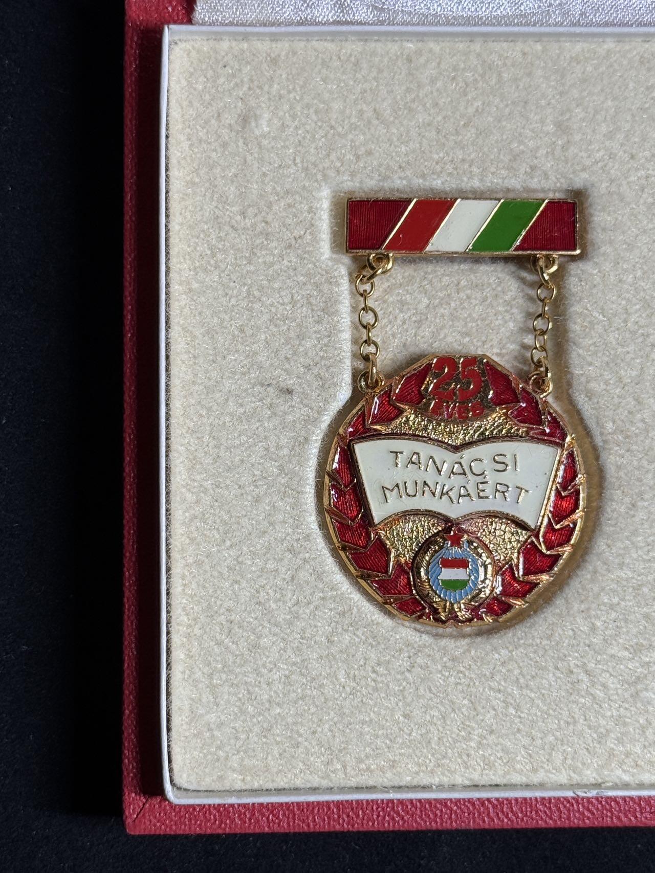 欢庆元旦！戎马世界章牌大赏第109期元旦大拍 匈牙利议会工作25周年证章