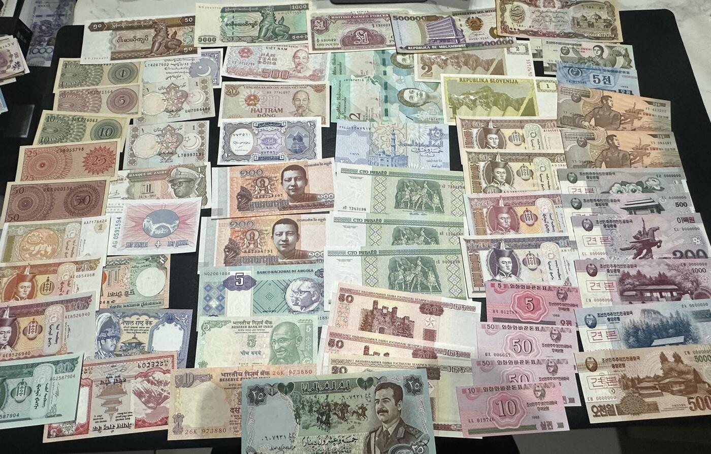 《外钞收藏家》第五百九十三期（精品场）（本平台长期征集拍品、欢迎藏友们联系合作） 几十张杂项纸币一起 基本都是全新 个别有瑕疵