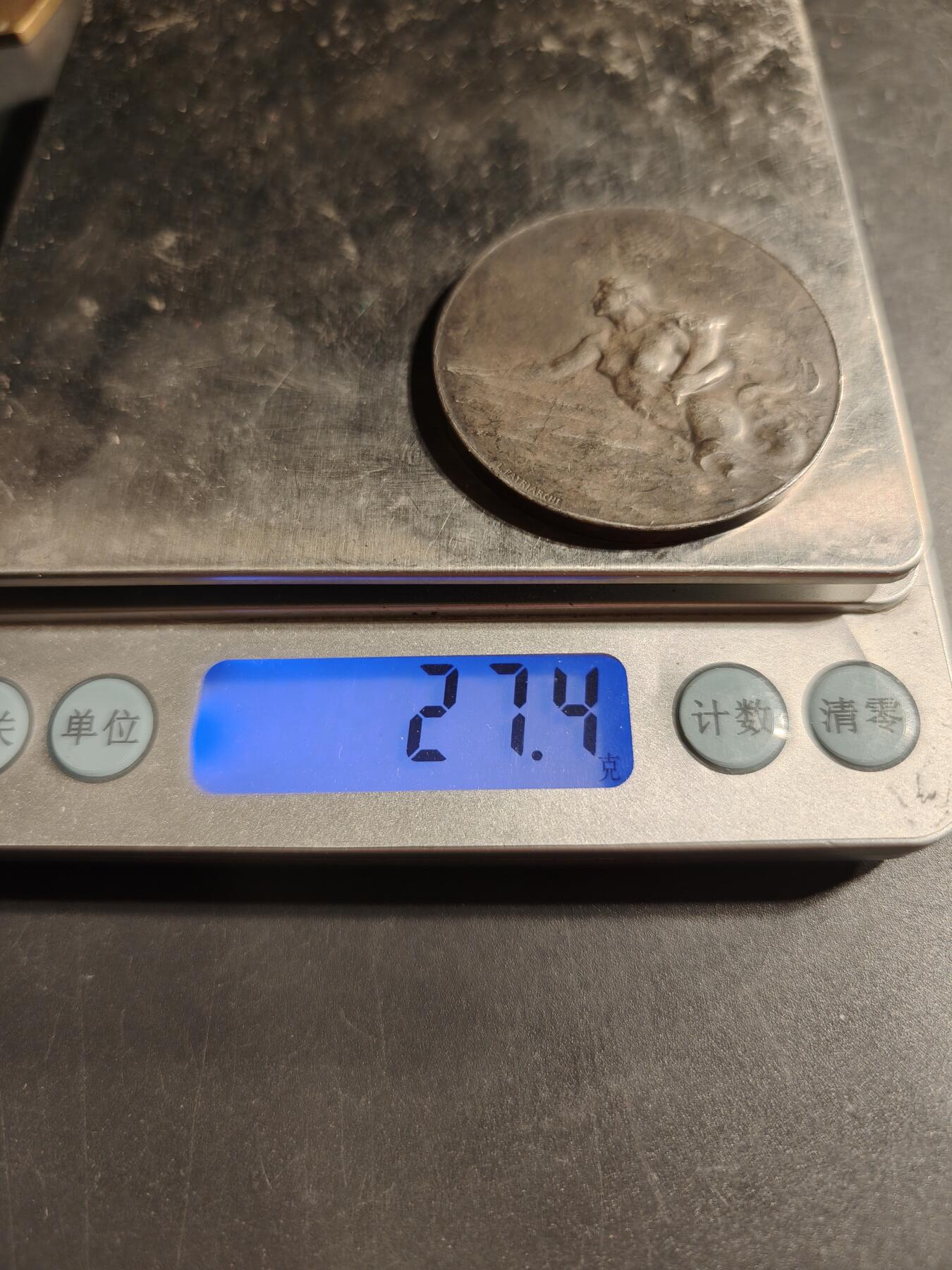 老王徽章第169期 法国跨大西洋总公司股东大会镀银大铜章     正面描绘了一只手持丰饶角的美人鱼在海浪中游泳，象征着公司的繁荣      直径41mm.    重量27.4g