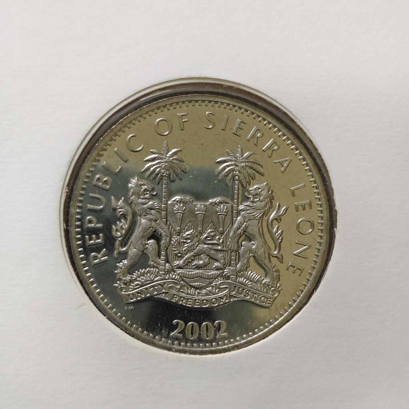 【全场包邮】纯粹捡漏拍485场（免费代拍第22场） 【邮币封】塞拉利昂2002年1元女王登基五十周年克朗型纪念币邮币封