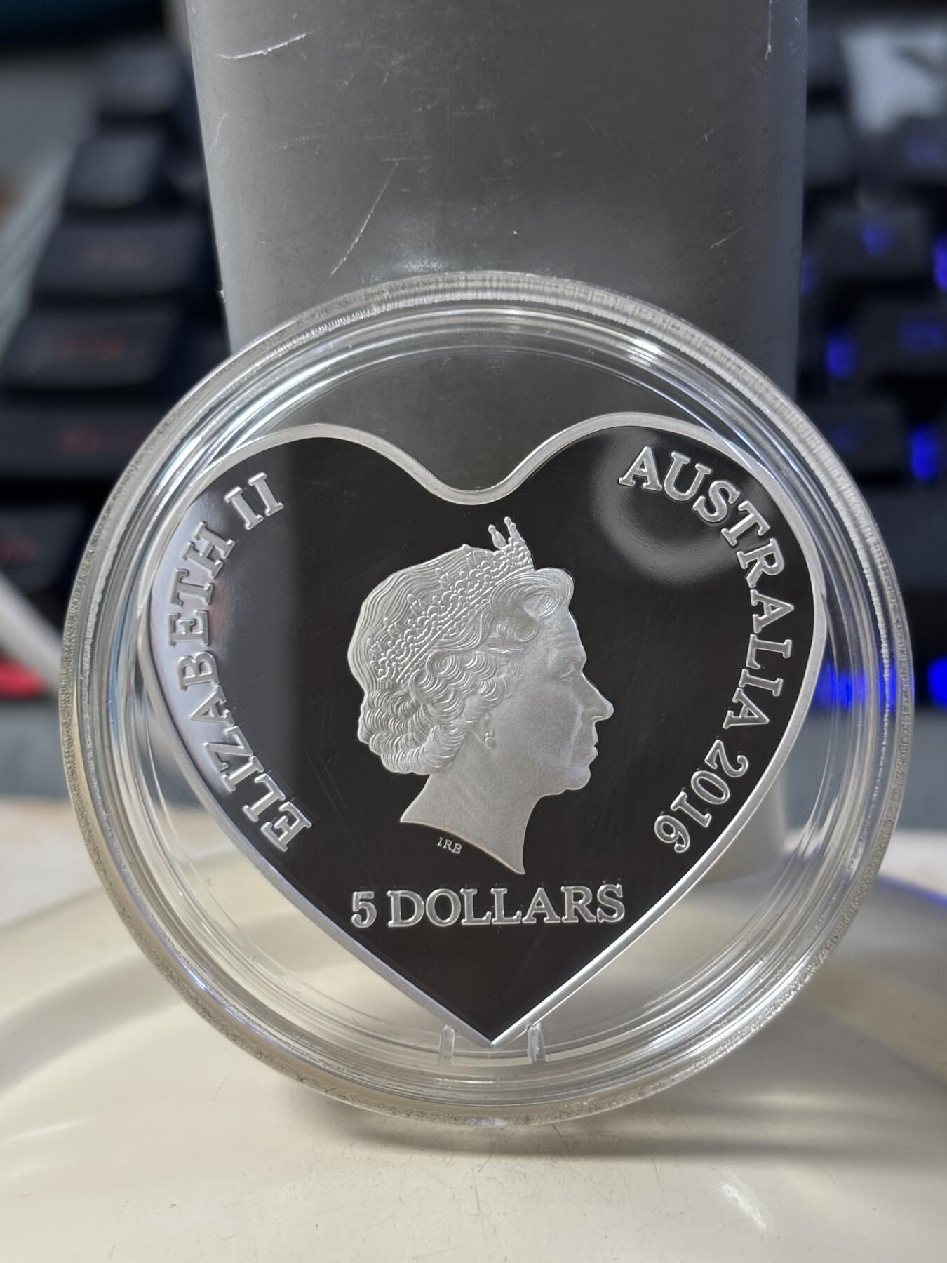 第184期拍卖 澳大利亚2016年真心相爱心形彩色精制纪念银币，999银银价431，31.135克，发行7500枚，盒子里没有内衬，没有外纸套，