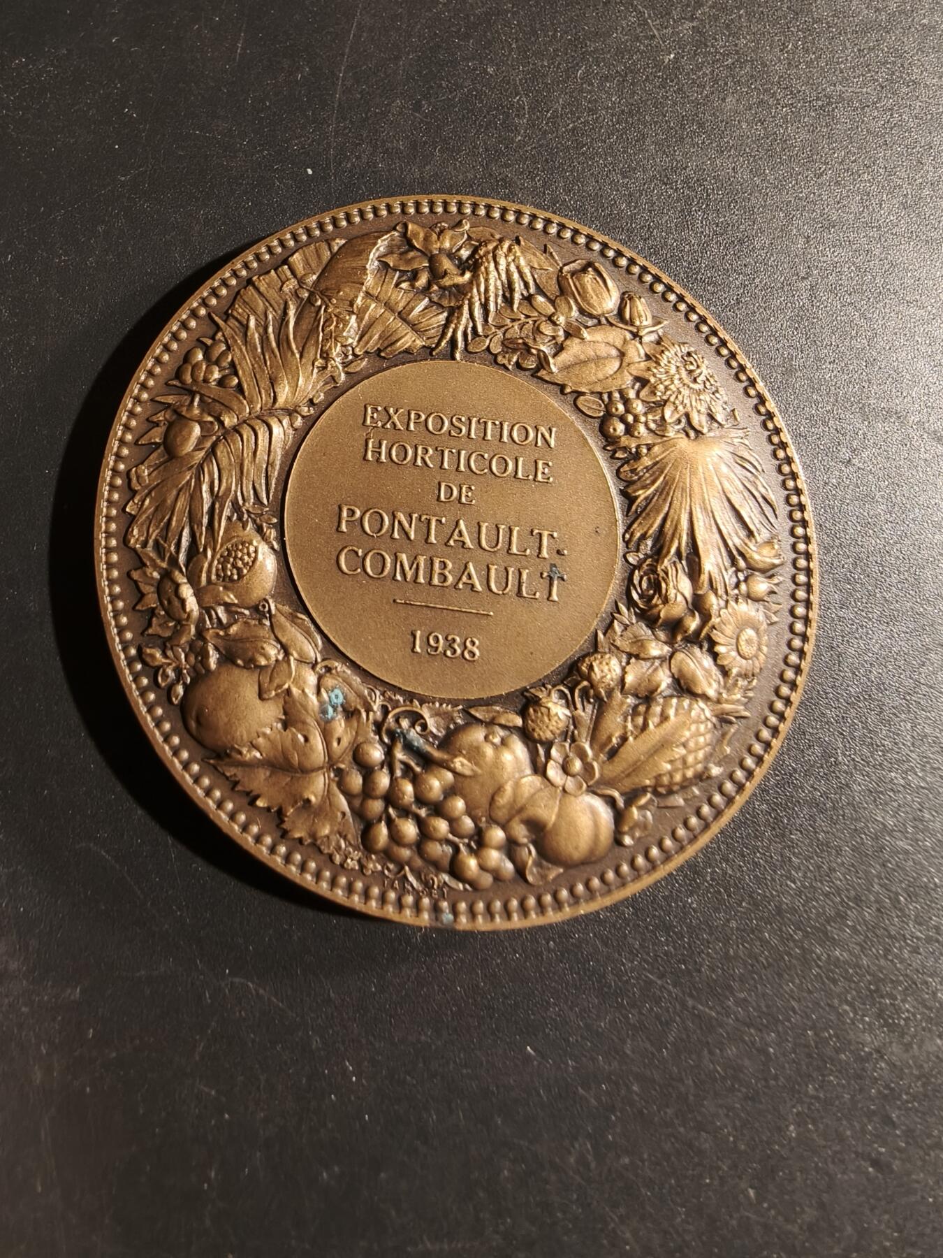 老王徽章第169期 法国1938年蓬托-孔博园艺博览会大铜章     园艺小天使    原盒    大师杜布瓦名作     直径50mm.    重量59.2g 