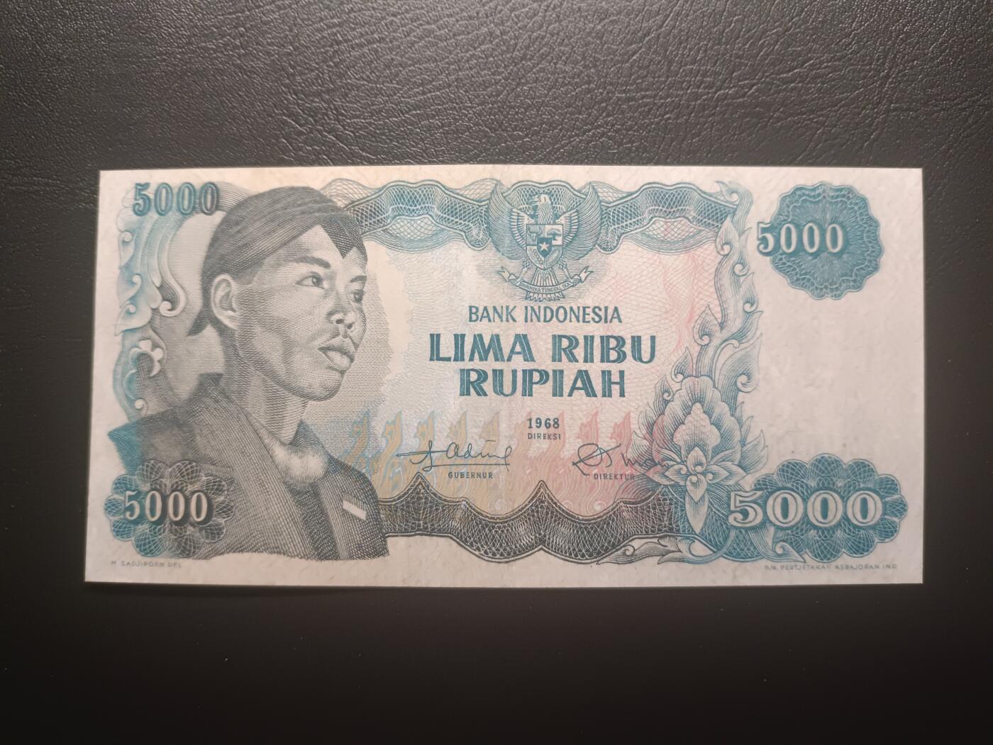 2025十二月第三期，总208期 印度尼西亚1968版5000卢比AUNC无47，民族英雄苏蒂尔曼和工厂，少见次高面值