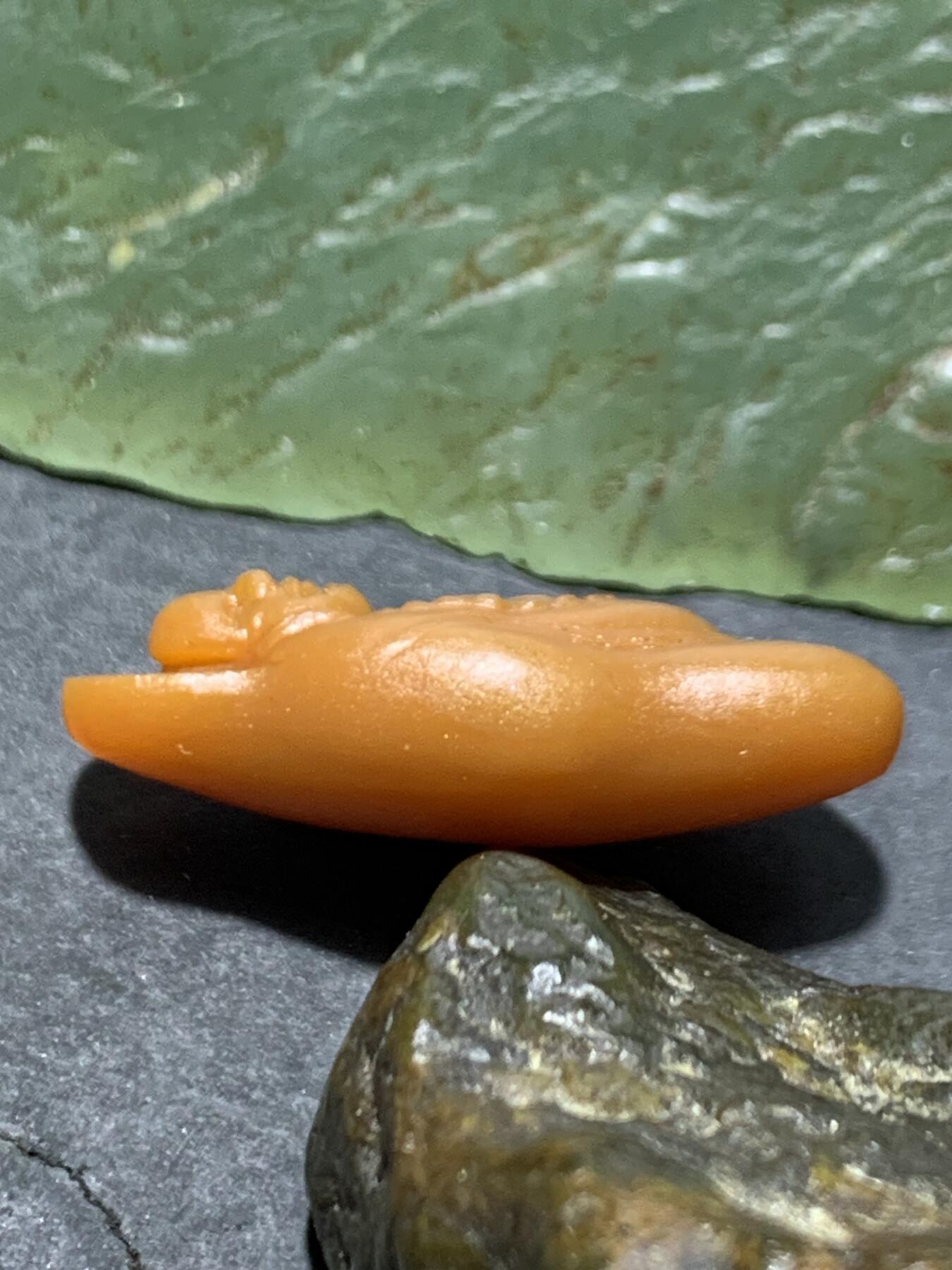 精美亚光冻料战国红玛瑙手工雕刻弥勒佛吊坠一颗！，