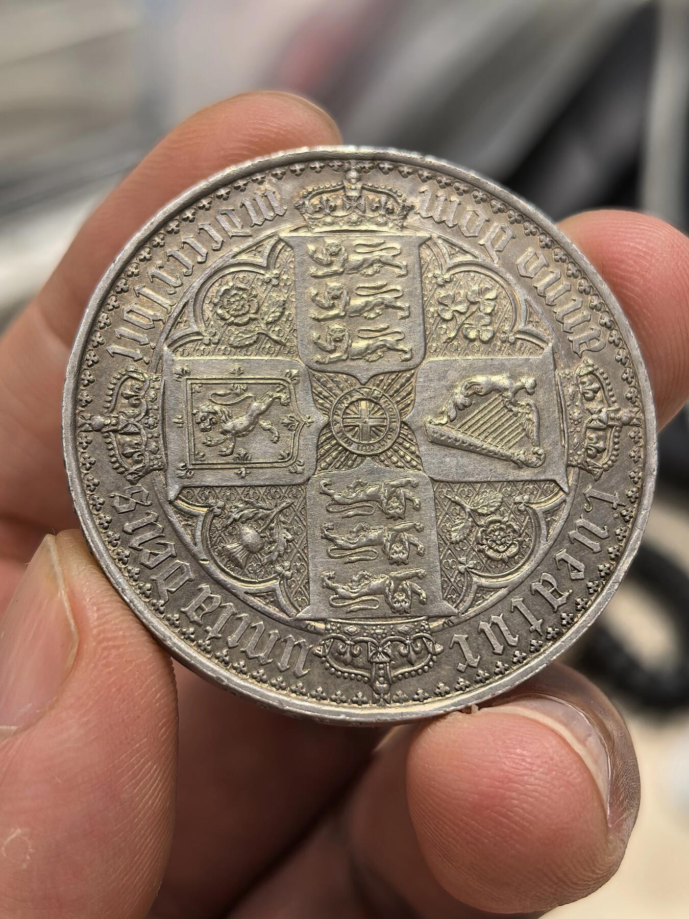 博洋堂世界钱币拍卖第151期（全场包邮） 英国1847年维多利亚女王哥特克朗大银币，英系大名誉品，整体细节一流，底板略带金色包浆，边有一道磕