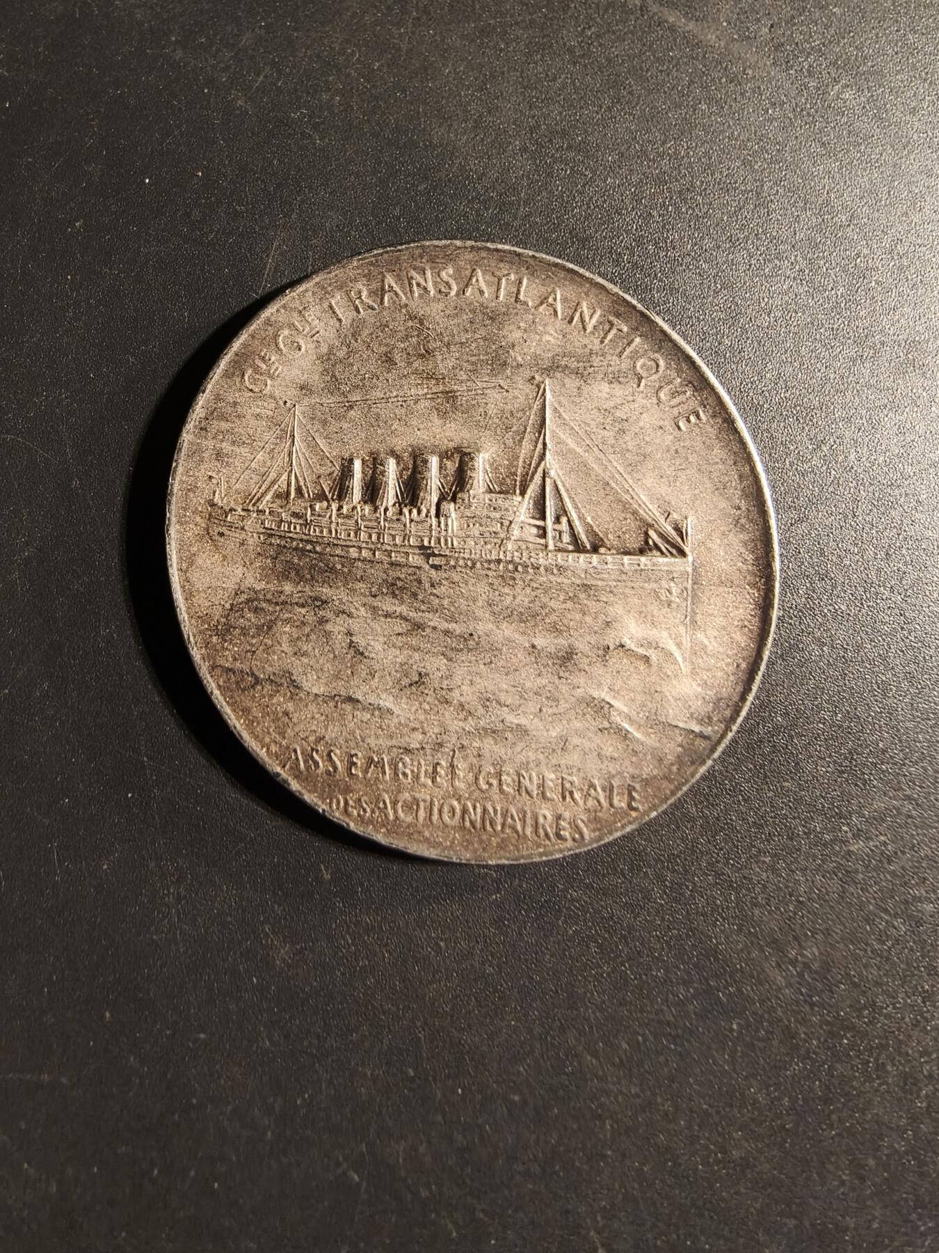 老王徽章第169期 法国跨大西洋总公司股东大会镀银大铜章     正面描绘了一只手持丰饶角的美人鱼在海浪中游泳，象征着公司的繁荣      直径41mm.    重量27.4g