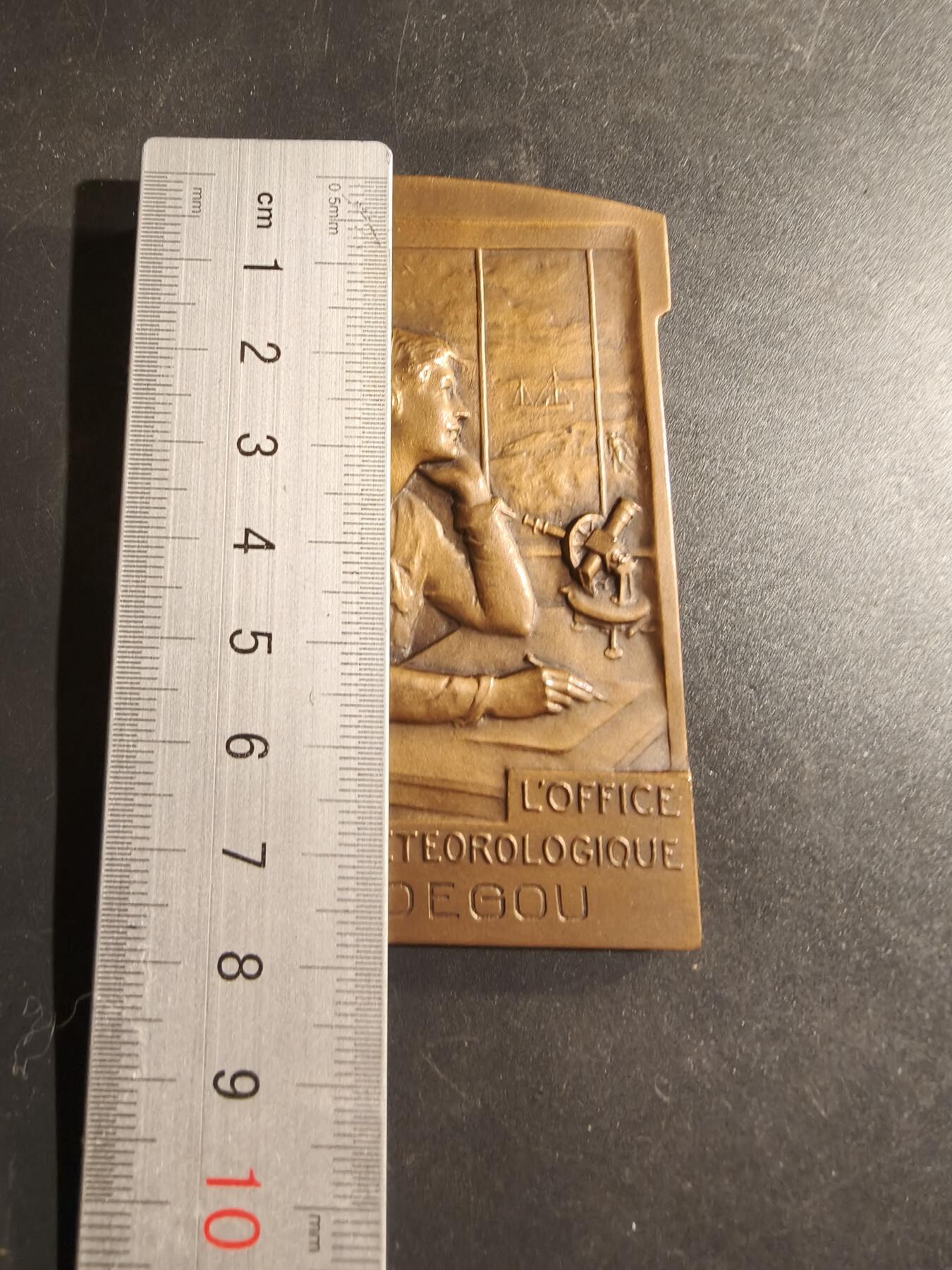 老王徽章第169期 法国国家气象局方形大铜章    原盒     尺寸54×78mm.    重量125.9g