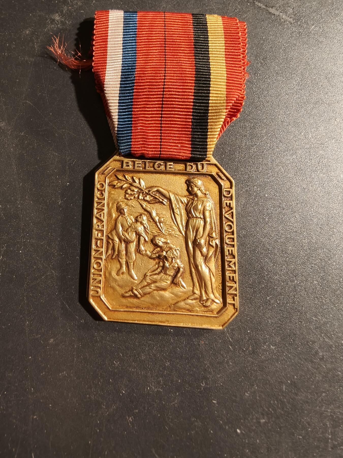 老王徽章第169期 铜级法国比利时奉献联盟奖章     “法比奉献联盟”是一个法国和比利时之间的协会，旨在表彰两国公民在民事服务，特别是消防和救援服务方面的英勇行为和奉献精神。