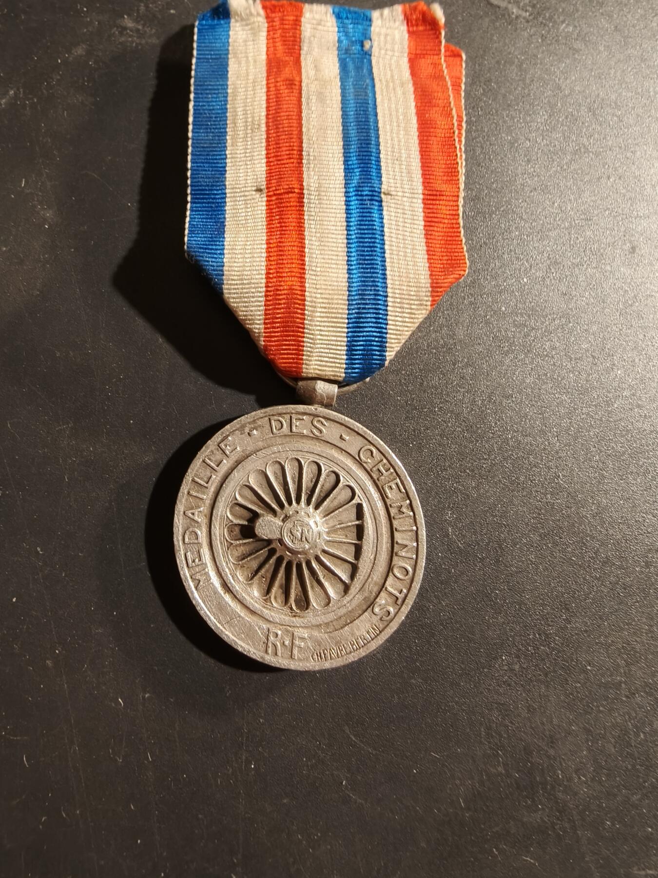 老王徽章第169期 法国银级铁路服务奖章    1944年实发    维希版本