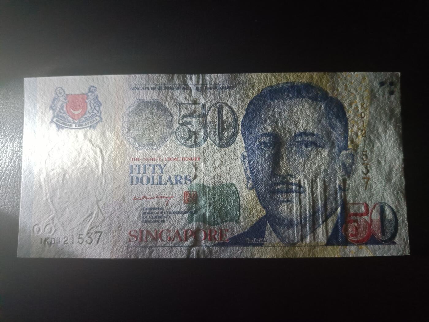 2025十二月第三期，总208期 新加坡2002年50元UNC，少见的李显龙签名，后缀头衔是“货币管理局主席”，首任总统尤索夫和艺术创作