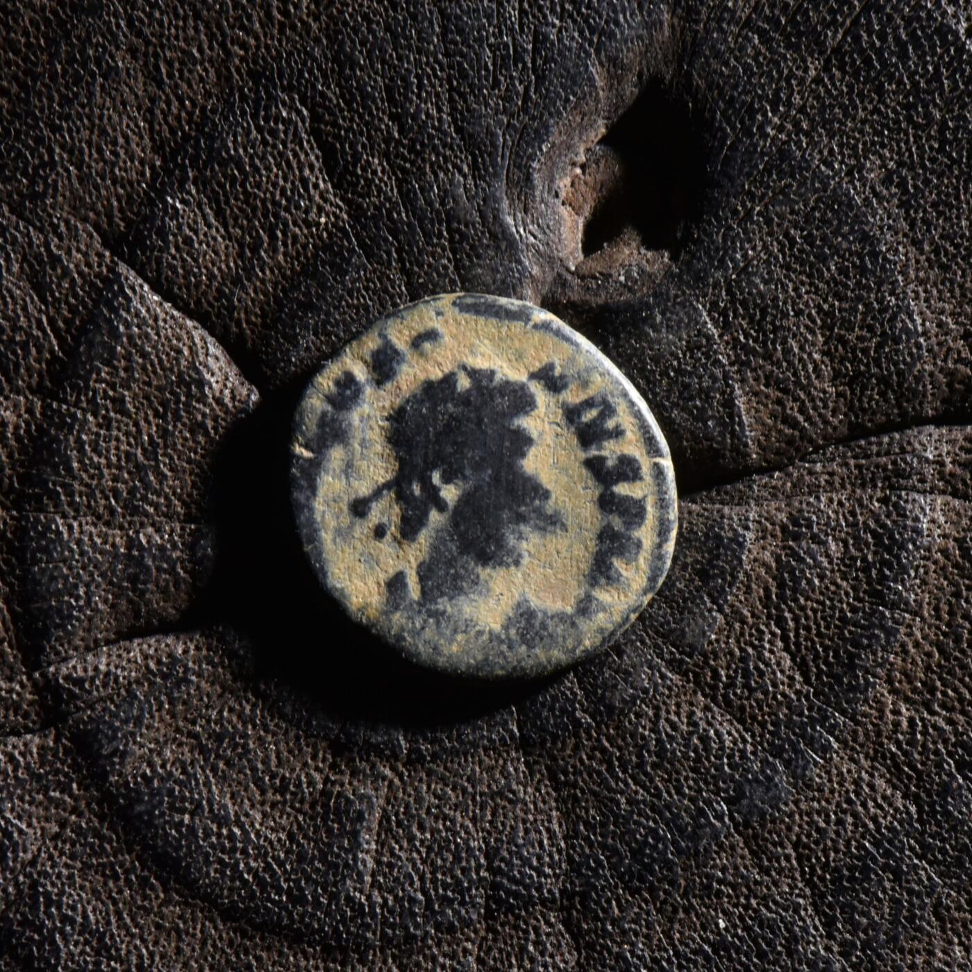 【良泉】【元旦直播场】1月1日晚19.30点开拍！208组西方古代钱币、日本朝鲜花钱 【微型】公元425-435年【古罗马】东罗马帝国，狄奥多西二世“胜利女神俘虏蛮族”铜币，1.28克